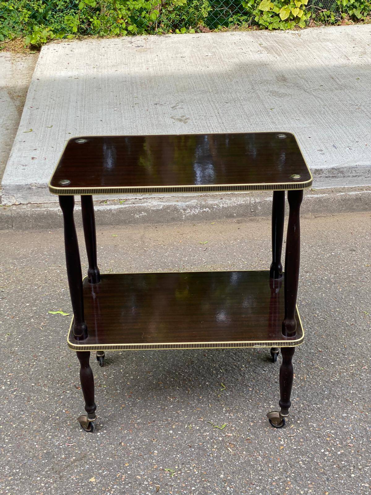 Desserte vintage palissandre double plateau doré sur roulettes 71cm