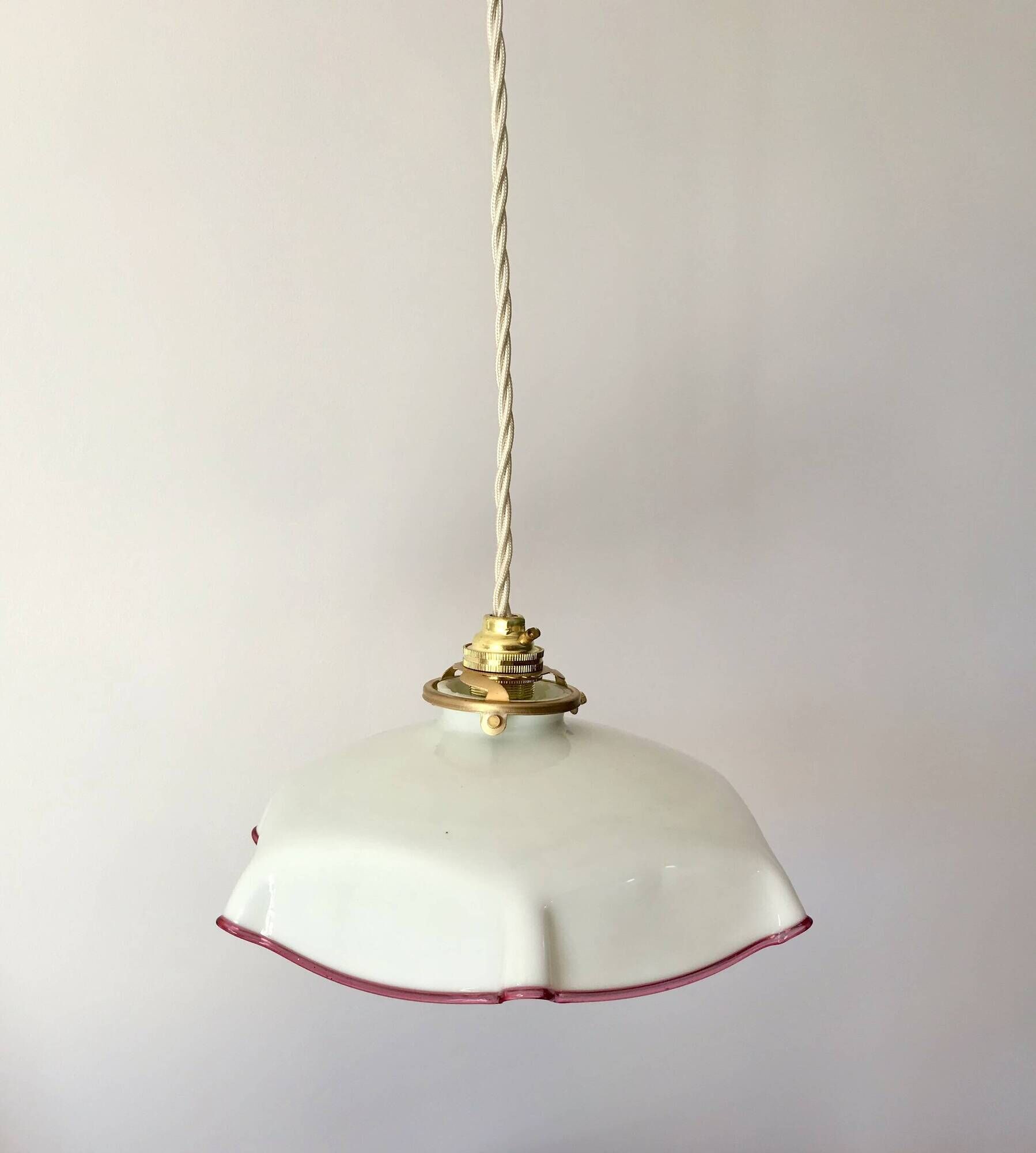 suspension in white pleated opaline and burgundy edging from the 1950s