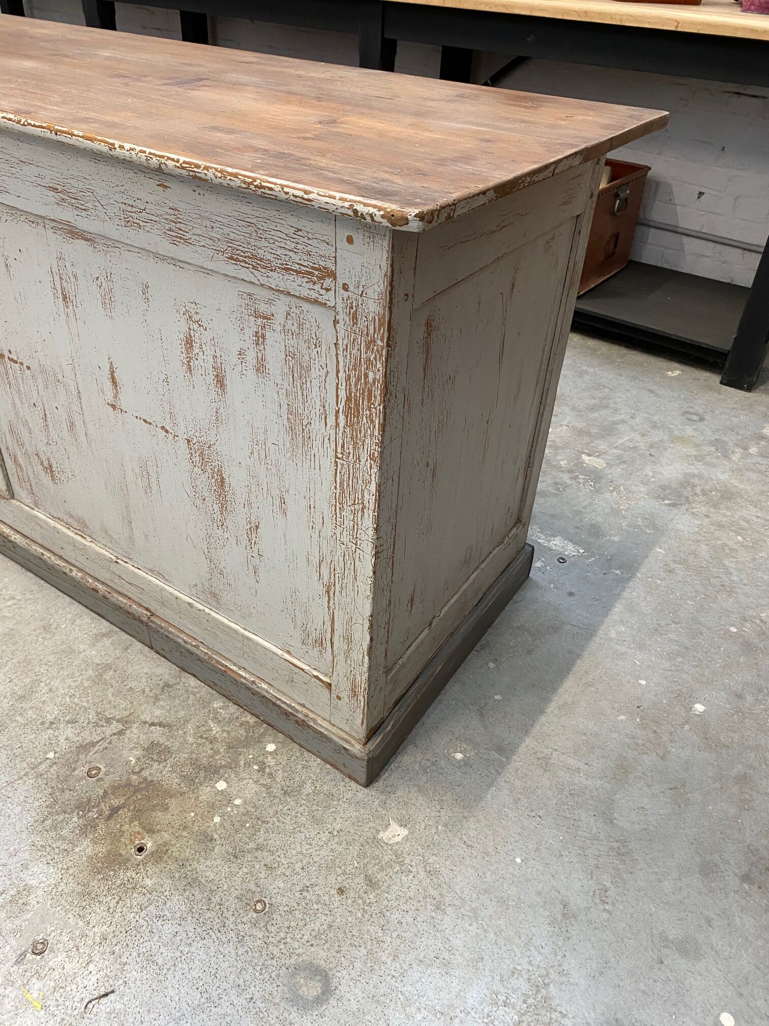 Large trading furniture