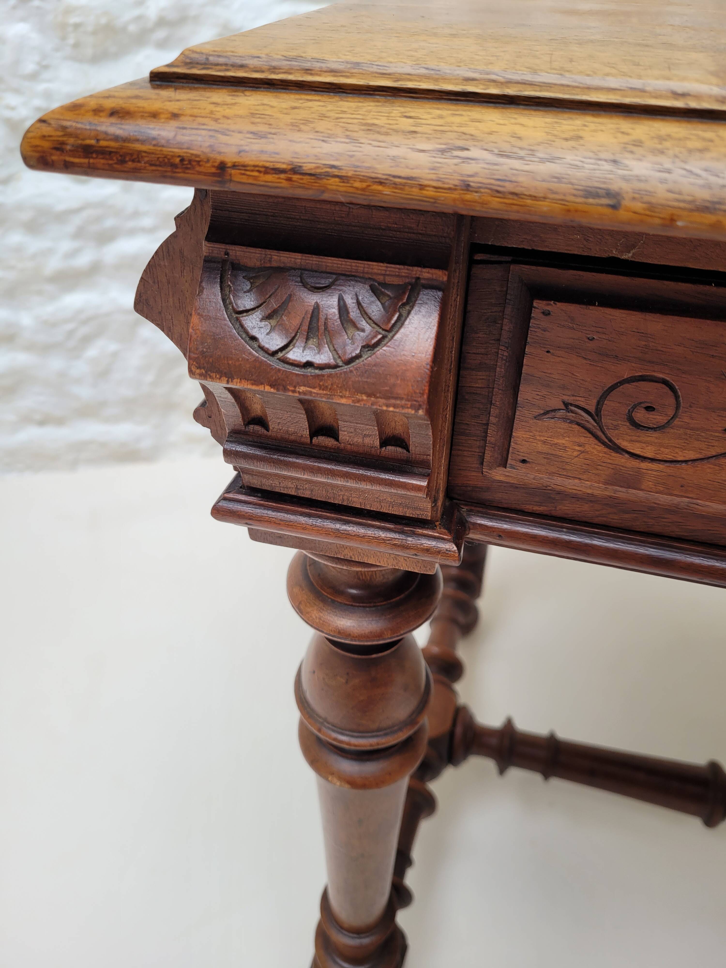 Ancienne table a ecrire bois perlé Louis XIII