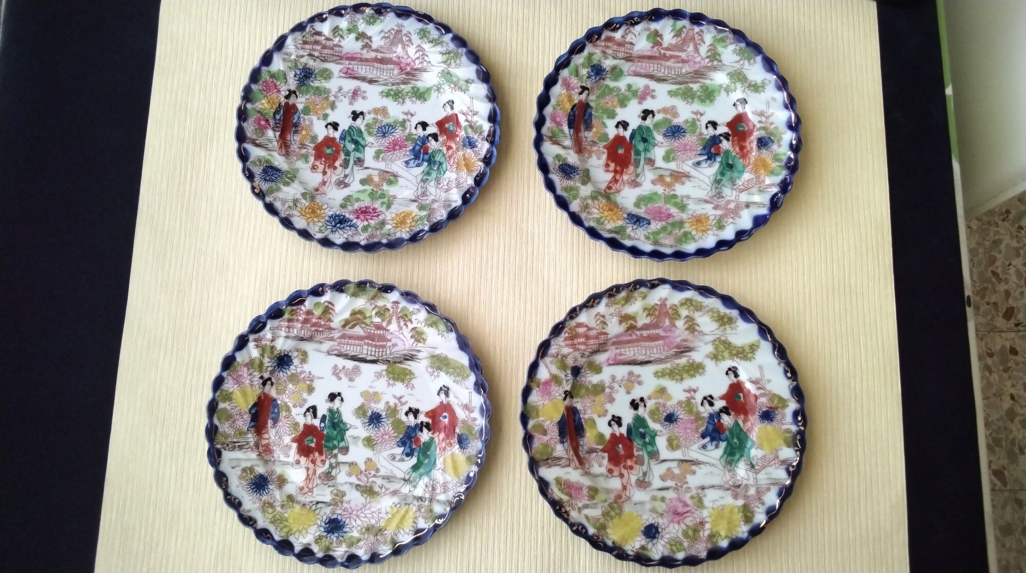 Set of 4 dessert plates made of Japanese porcelain