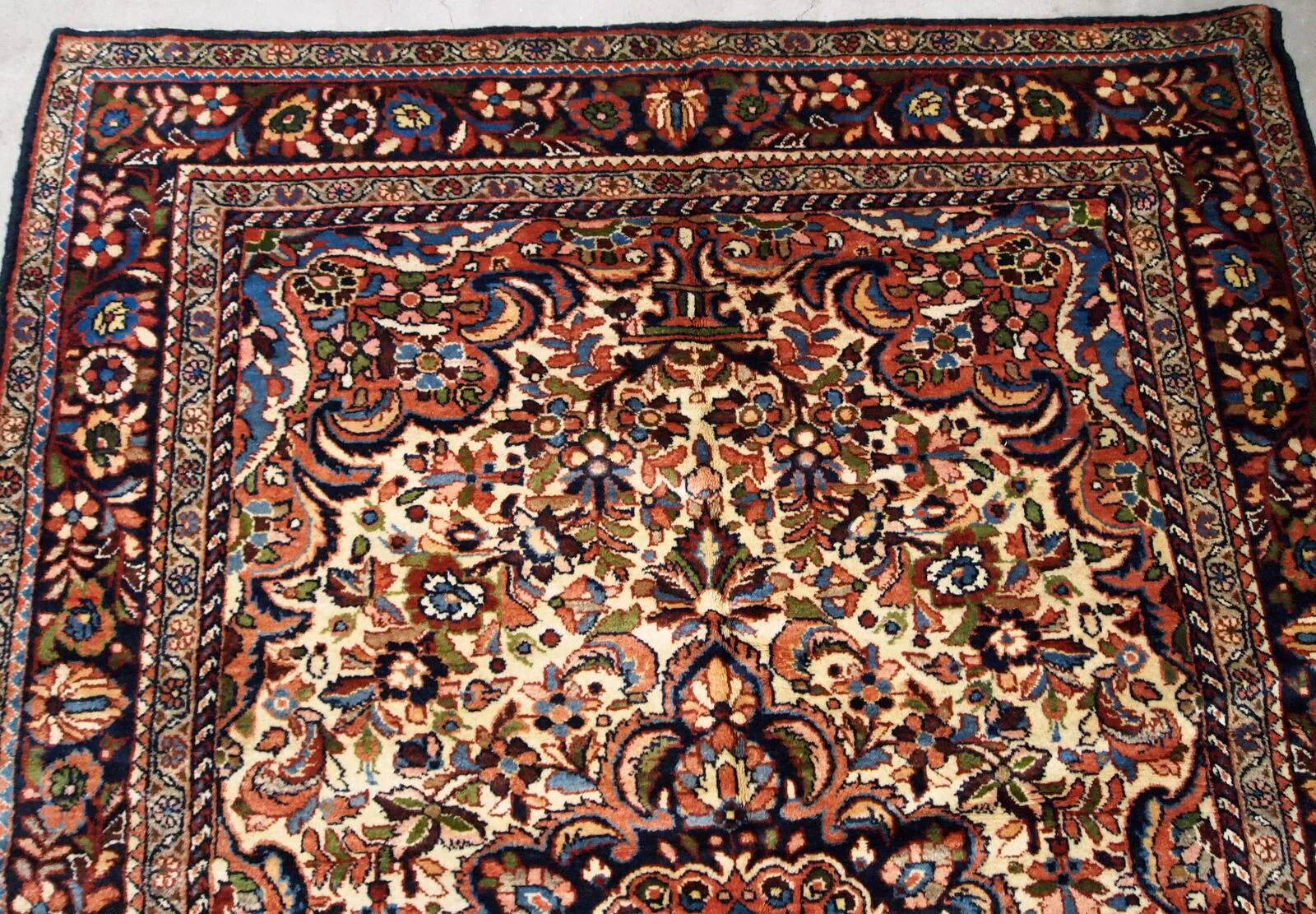 Handmade antique Persian Sarouk rug 3.1' x 5.2' (94cm x 158cm) 1900s