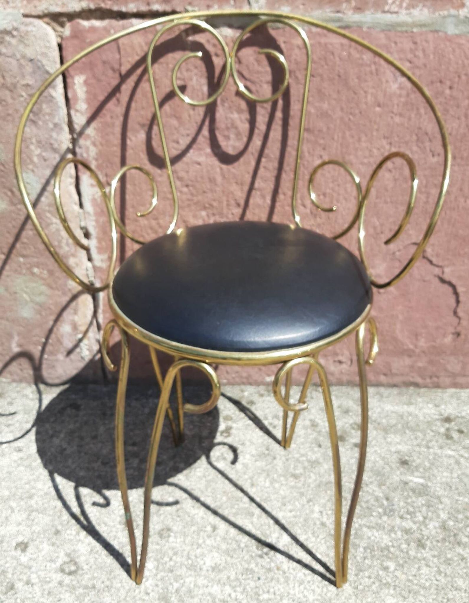 Coiffeuse et chaise en métal doré et opaline.