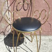 Coiffeuse et chaise en métal doré et opaline.