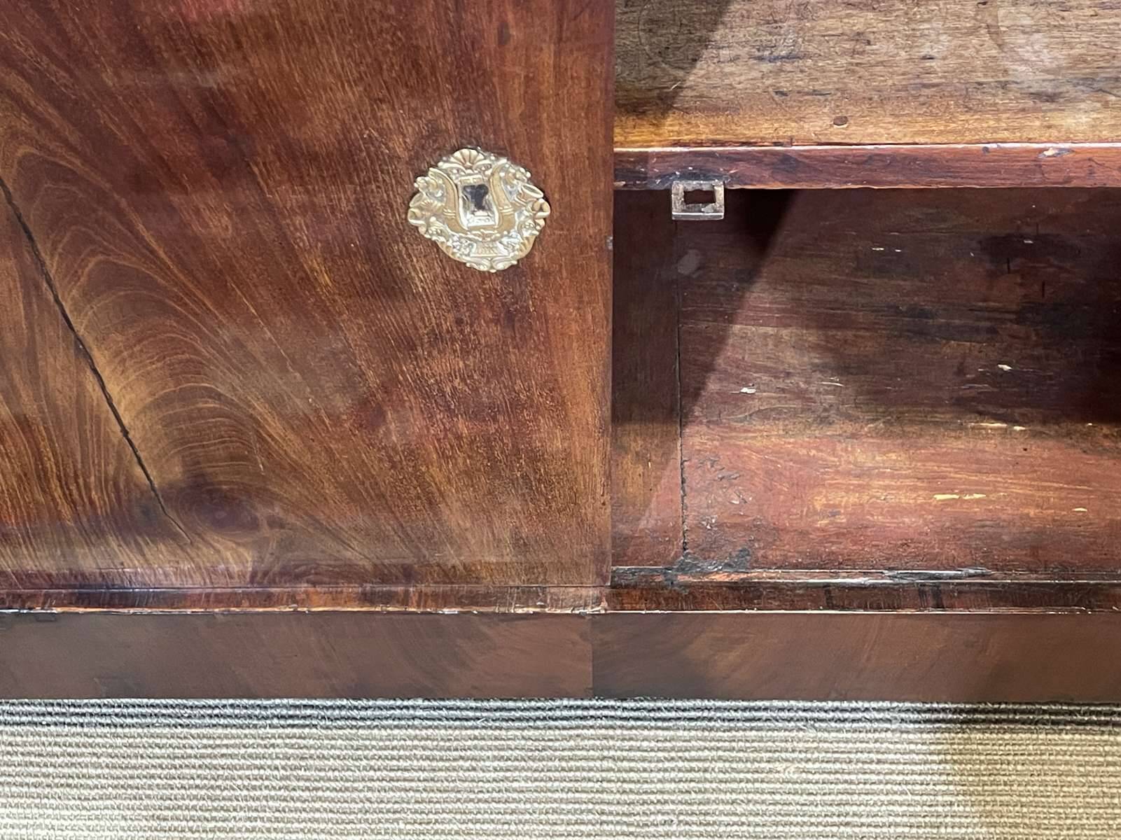 Buffet Empire début XIXème en acajou et dessus marbre noir