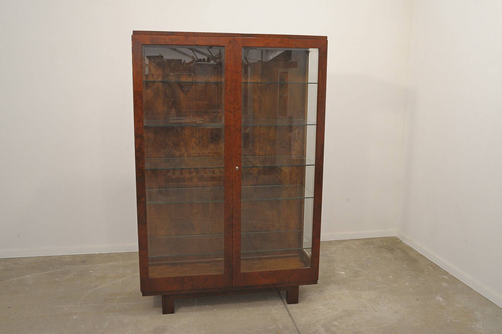 Vitrine fonctionnaliste art deco, années 1930, tchécoslovaquie