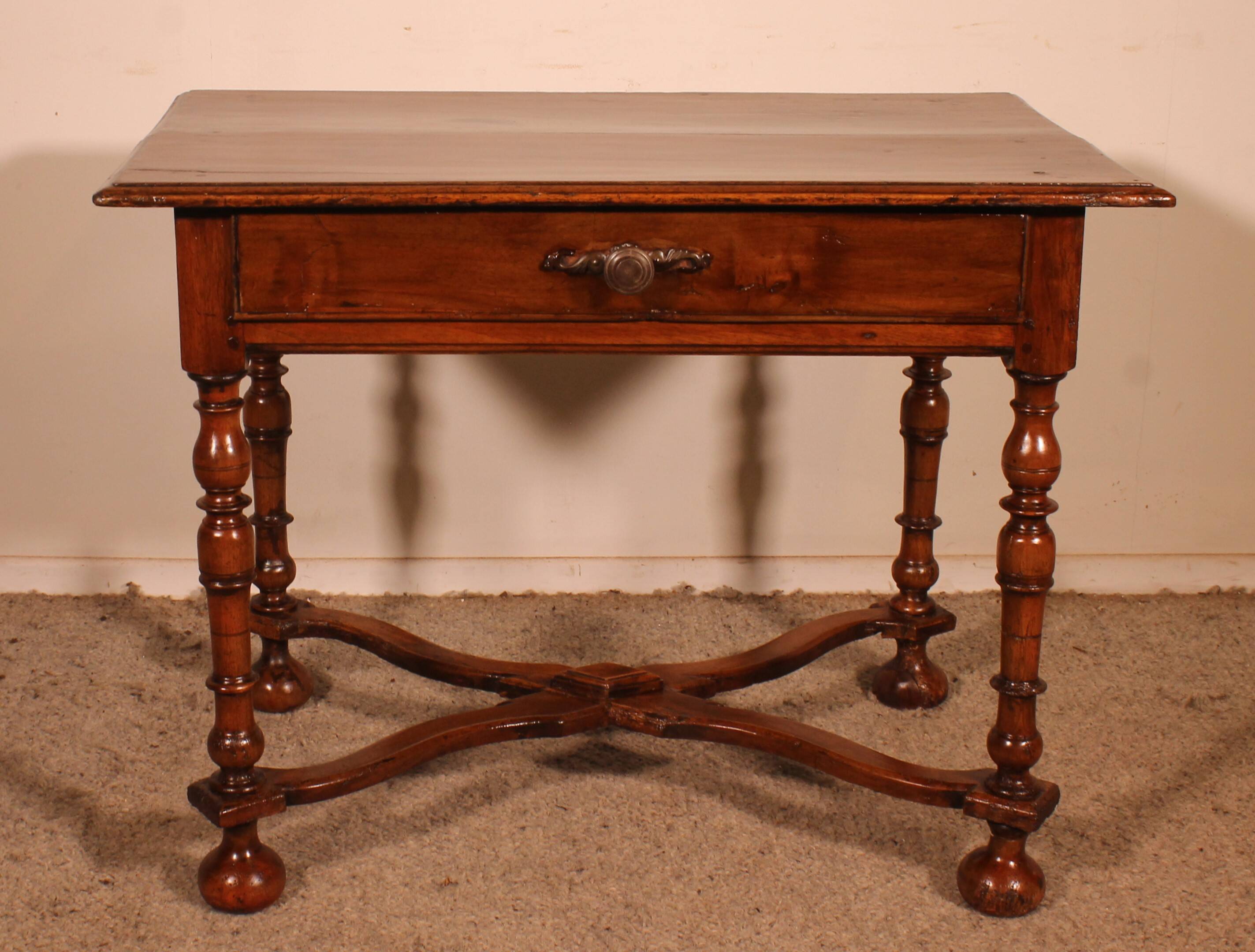 Louis XIV Table in Walnut - 17th Century