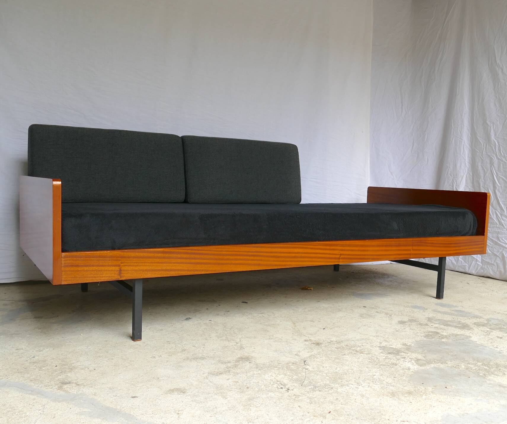Daybed LC8 A.R.P. Pierre Guariche 1955