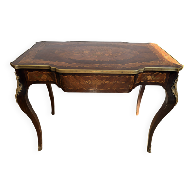 Bureau de style Louis XV marqueté à décor floral – Un tiroir