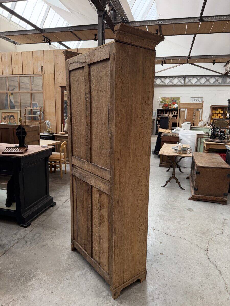 Oak display cabinet from the early 20th century.