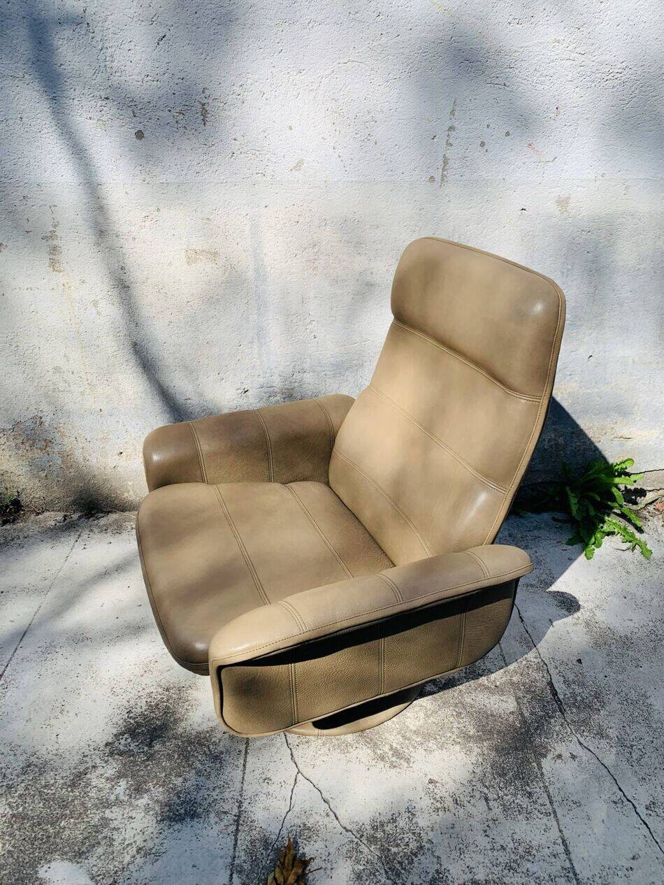 Vintage De Sede leather swivel chair, tulip base.