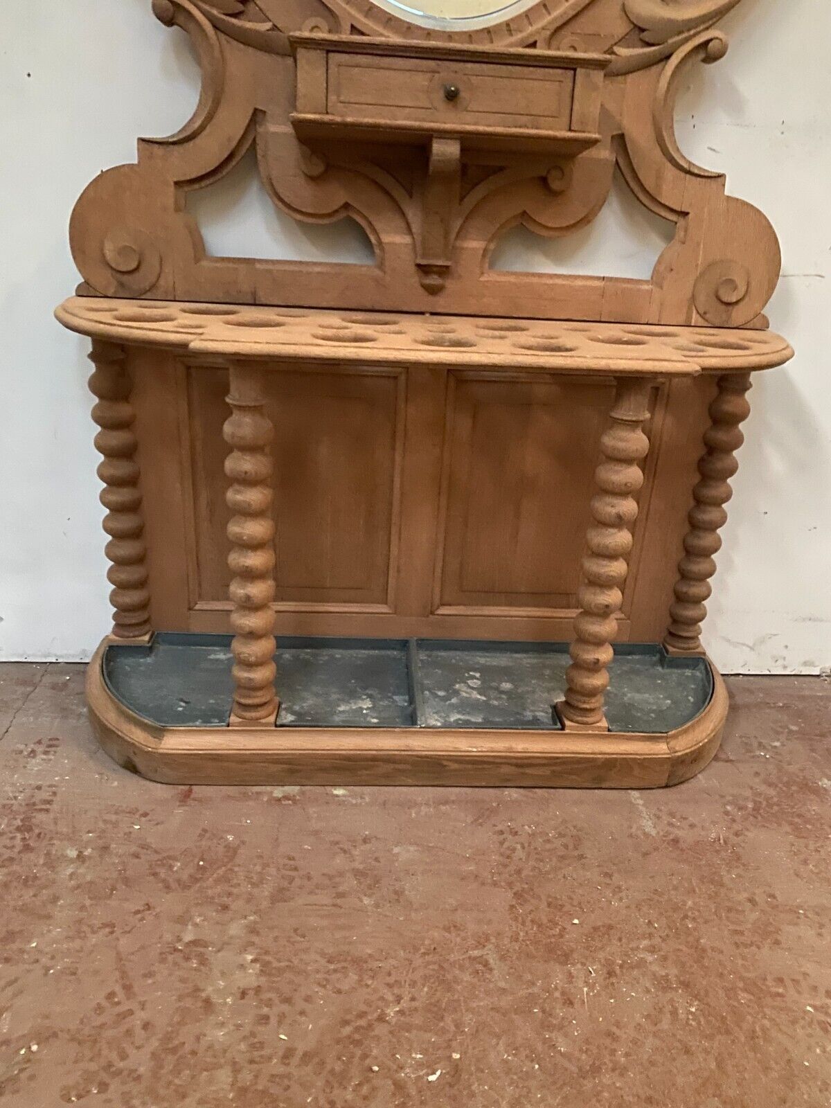Coat rack and umbrella in carved oak XX century