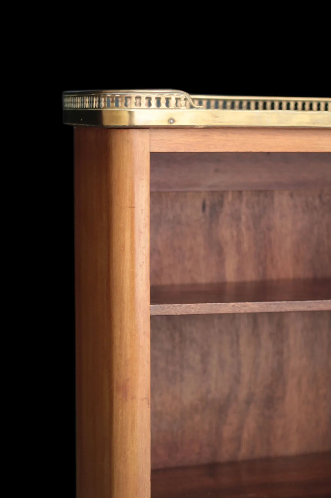 Adorable bibus library in blonde mahogany. With its marble.
