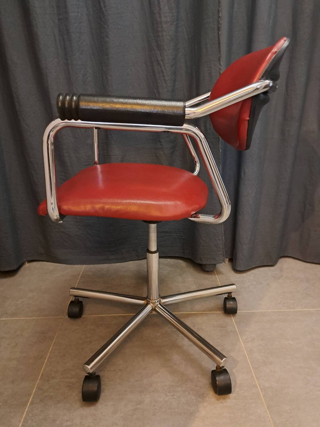 Kevi armchair in skai and chrome metal