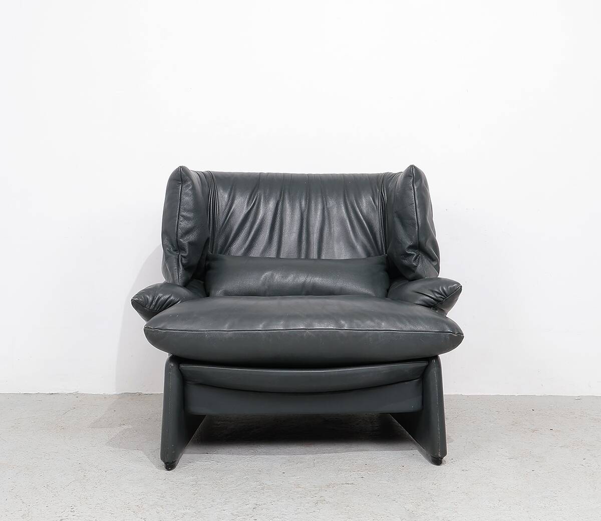 Cassina Portovenere set leather lounge chairs with ottoman