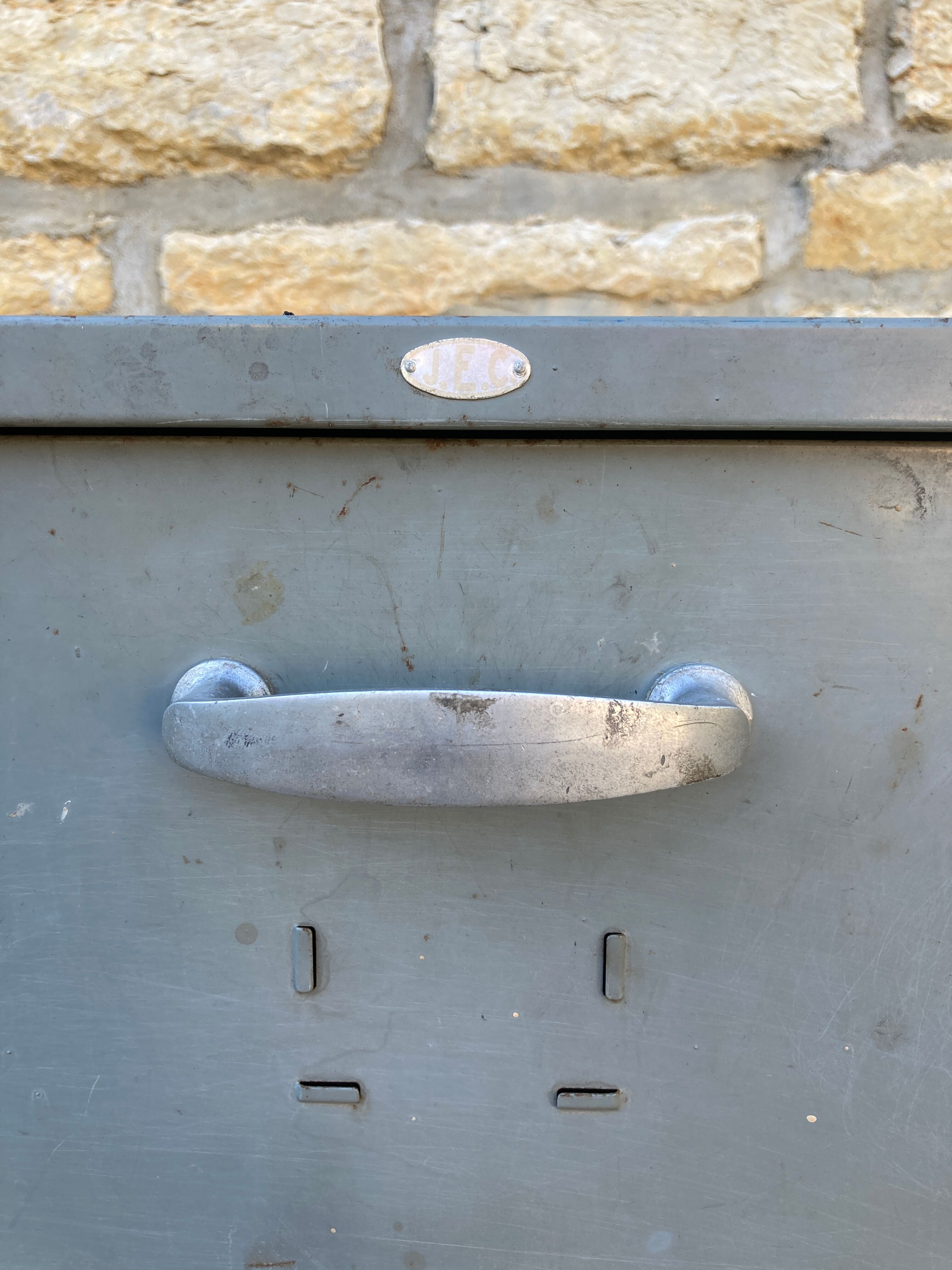 Metal workshop furniture with valves