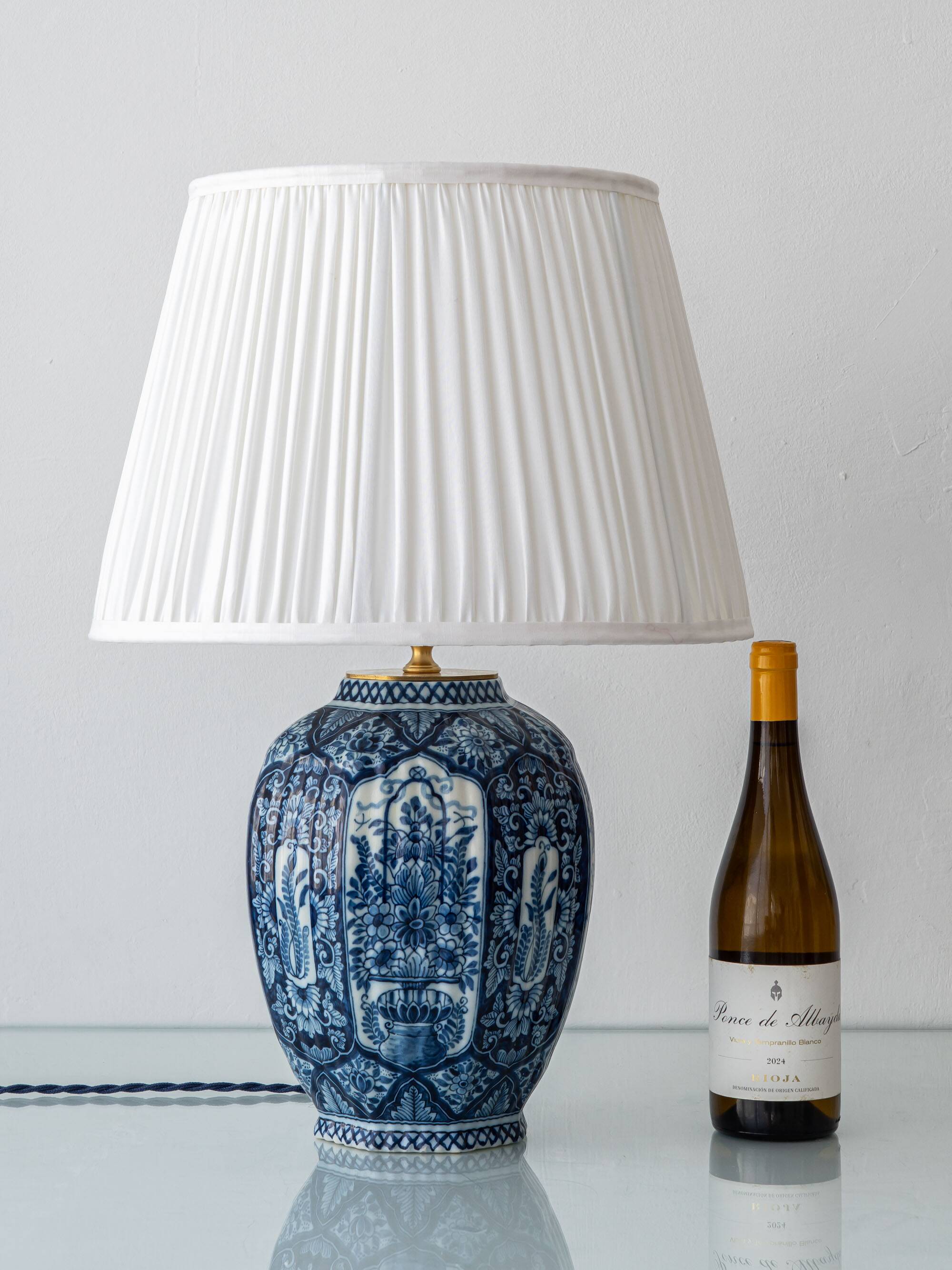 Vintage table lamp in blue and white ceramic from Delft, signed Makkum, hand-painted, 1950s