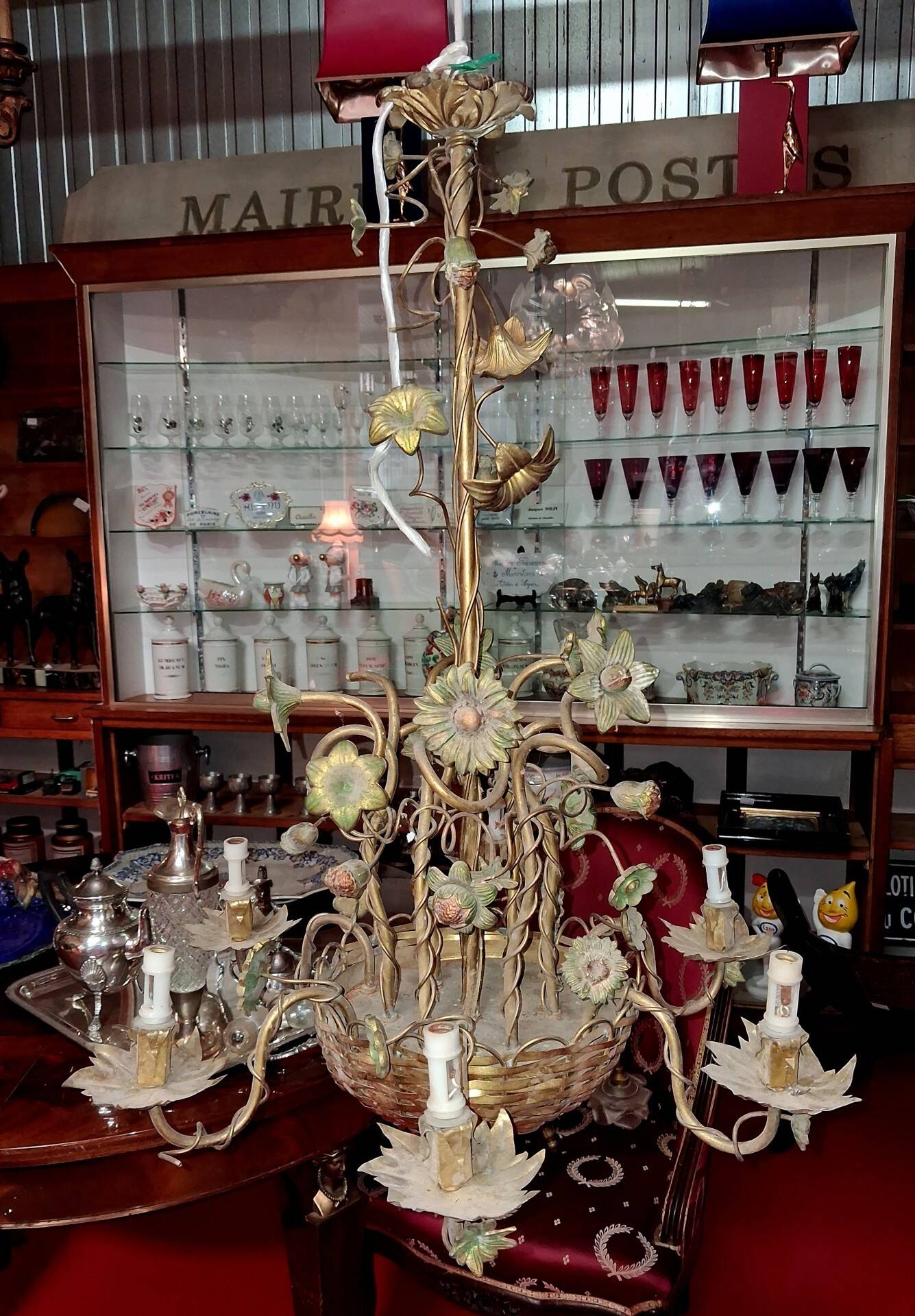 Large floral Art Nouveau chandelier in patinated bronze and metal.