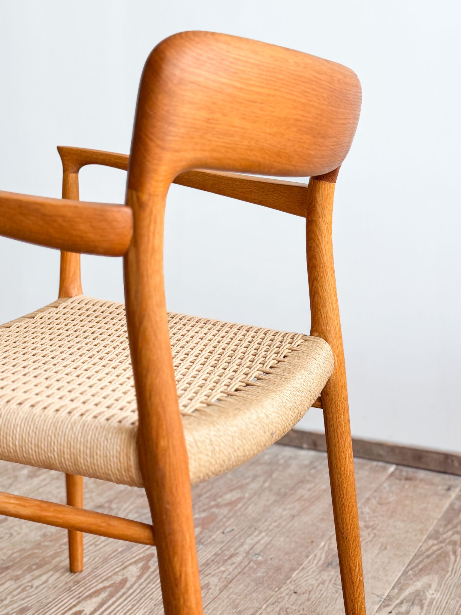 Paire de chaises de salle à manger modèle 56 par Niels O. Møller en chêne