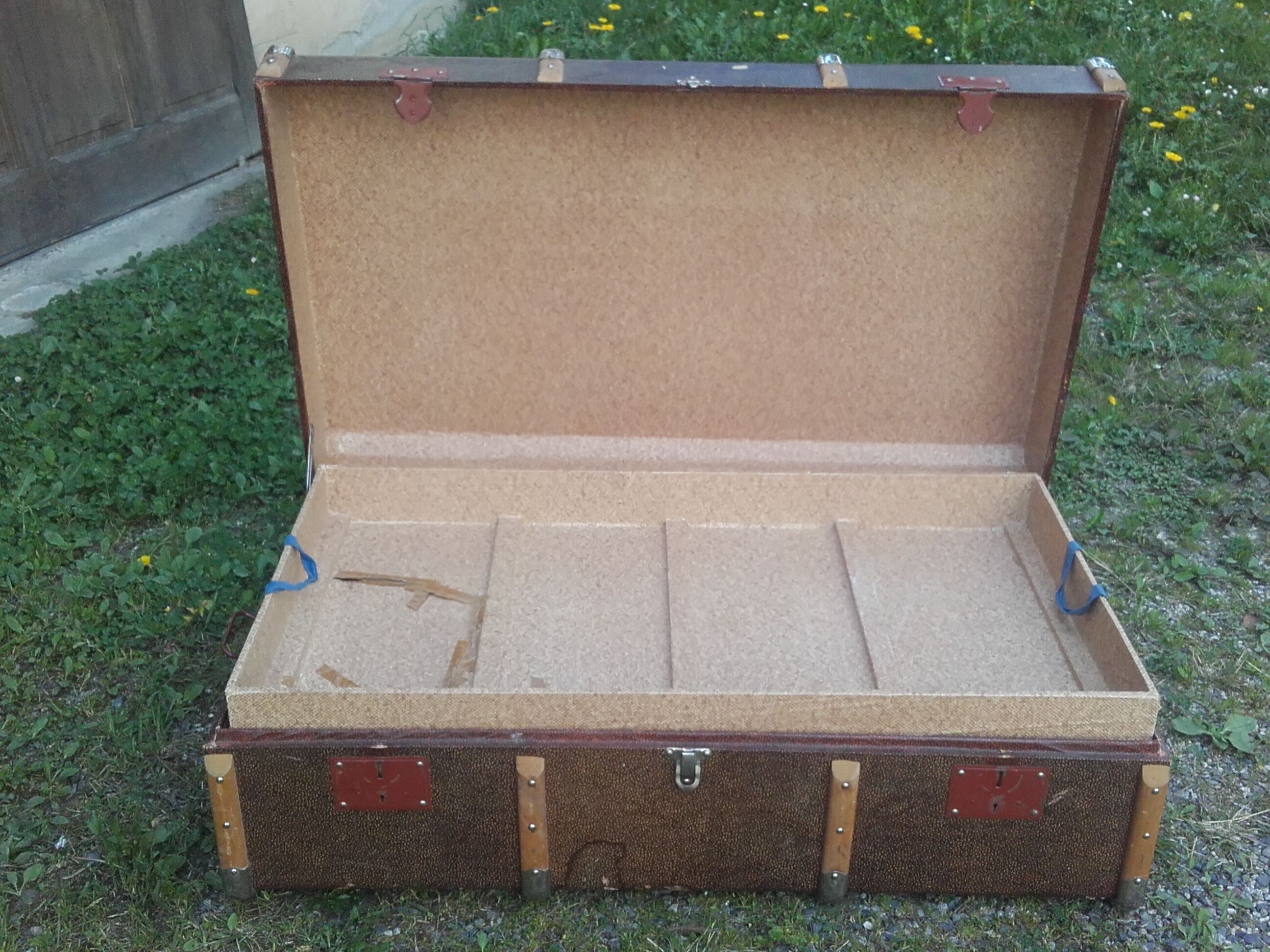 Wooden travel trunk