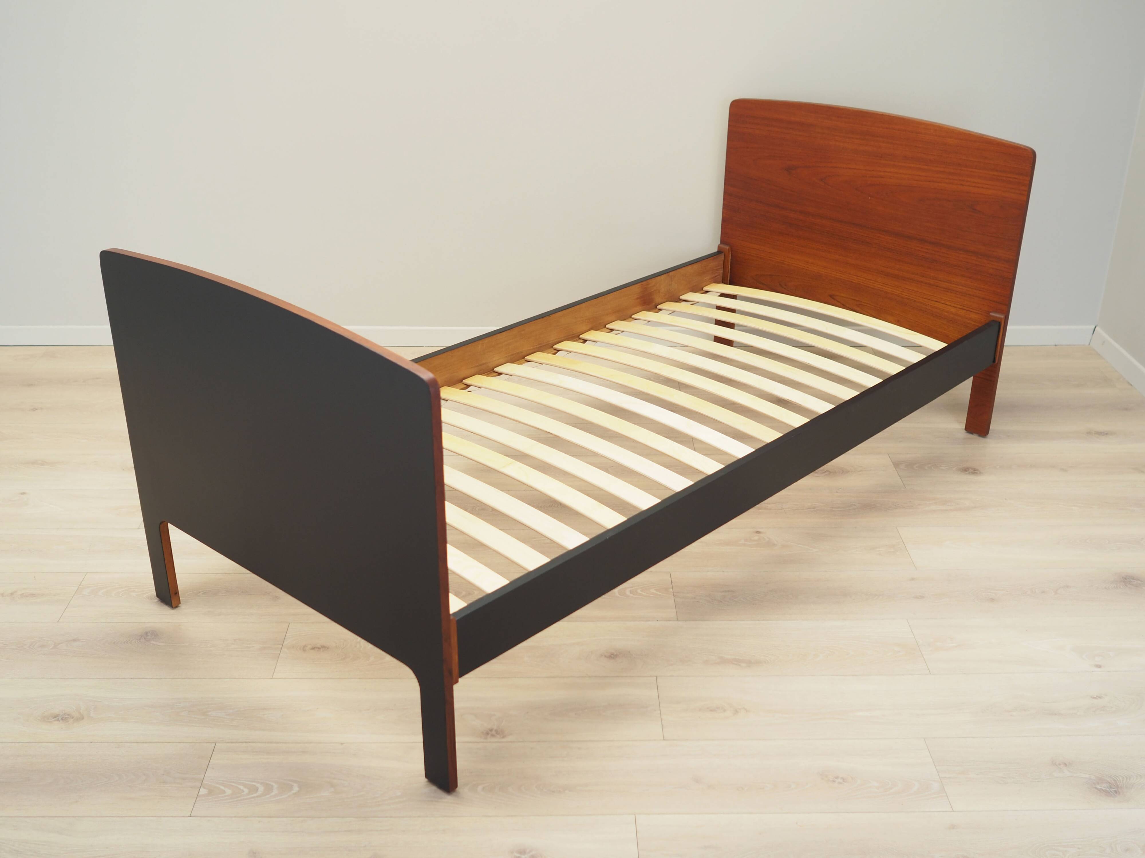 Lit en teck, design danois, années 1970, production : Danemark