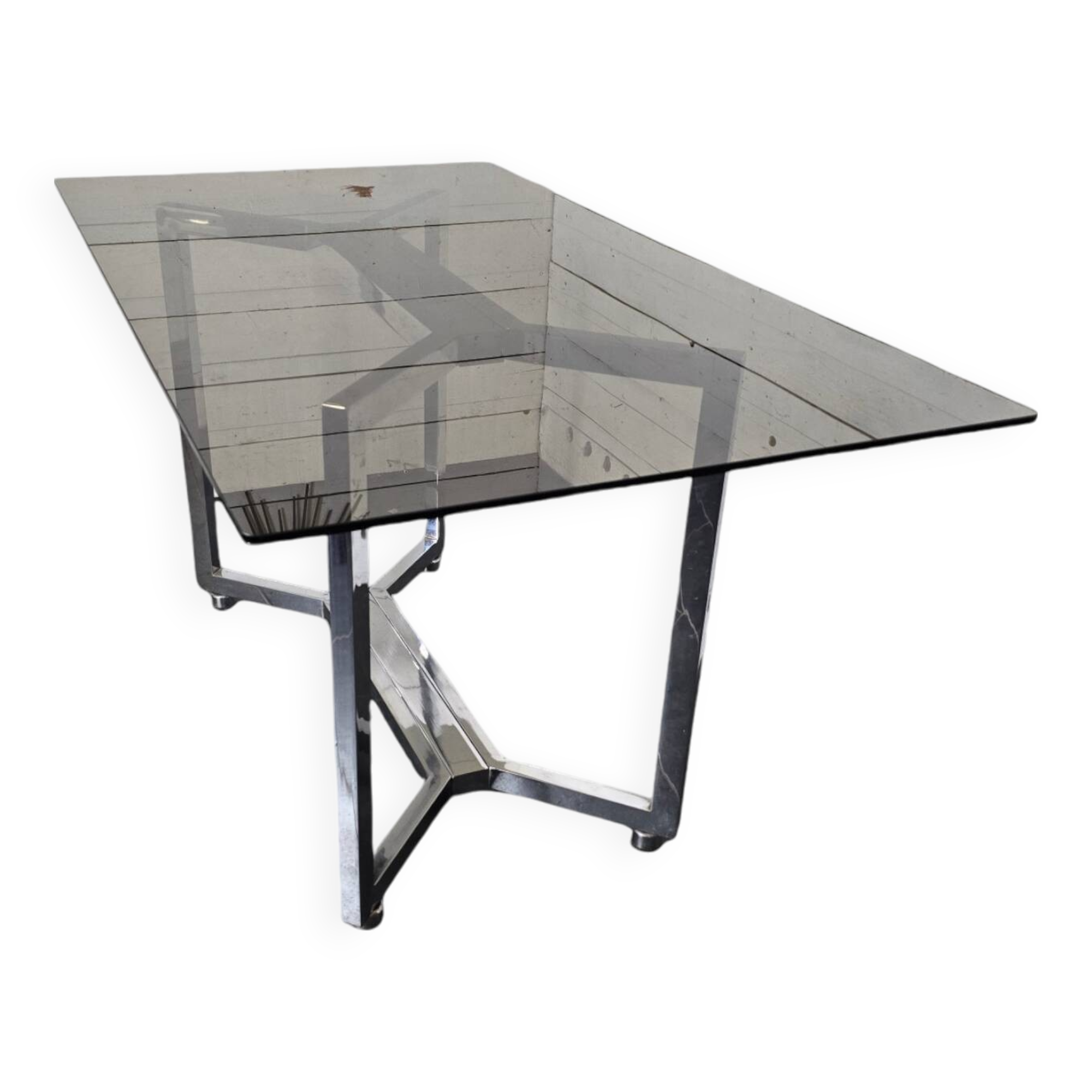 Table en métal chromé dessus verre fumé