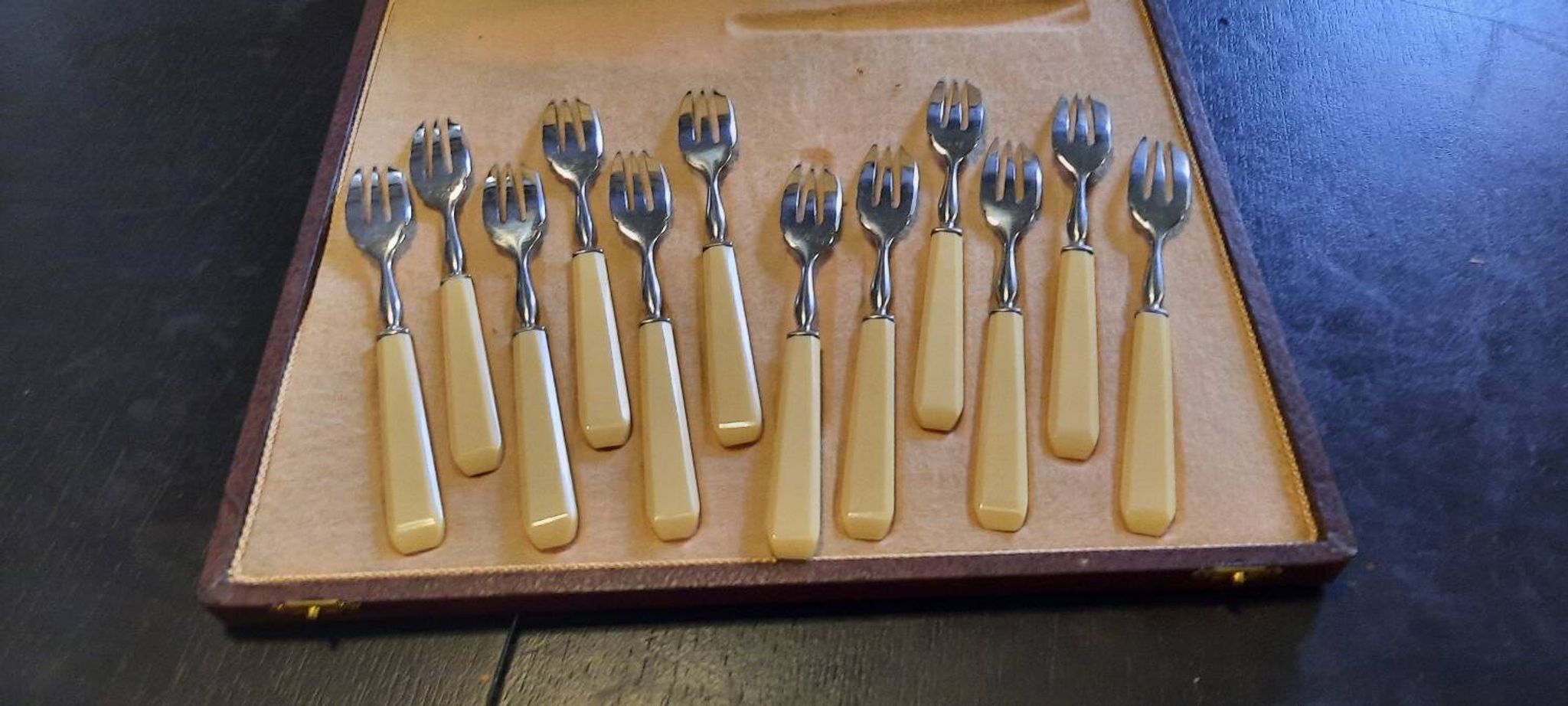 Set of 12 dessert forks