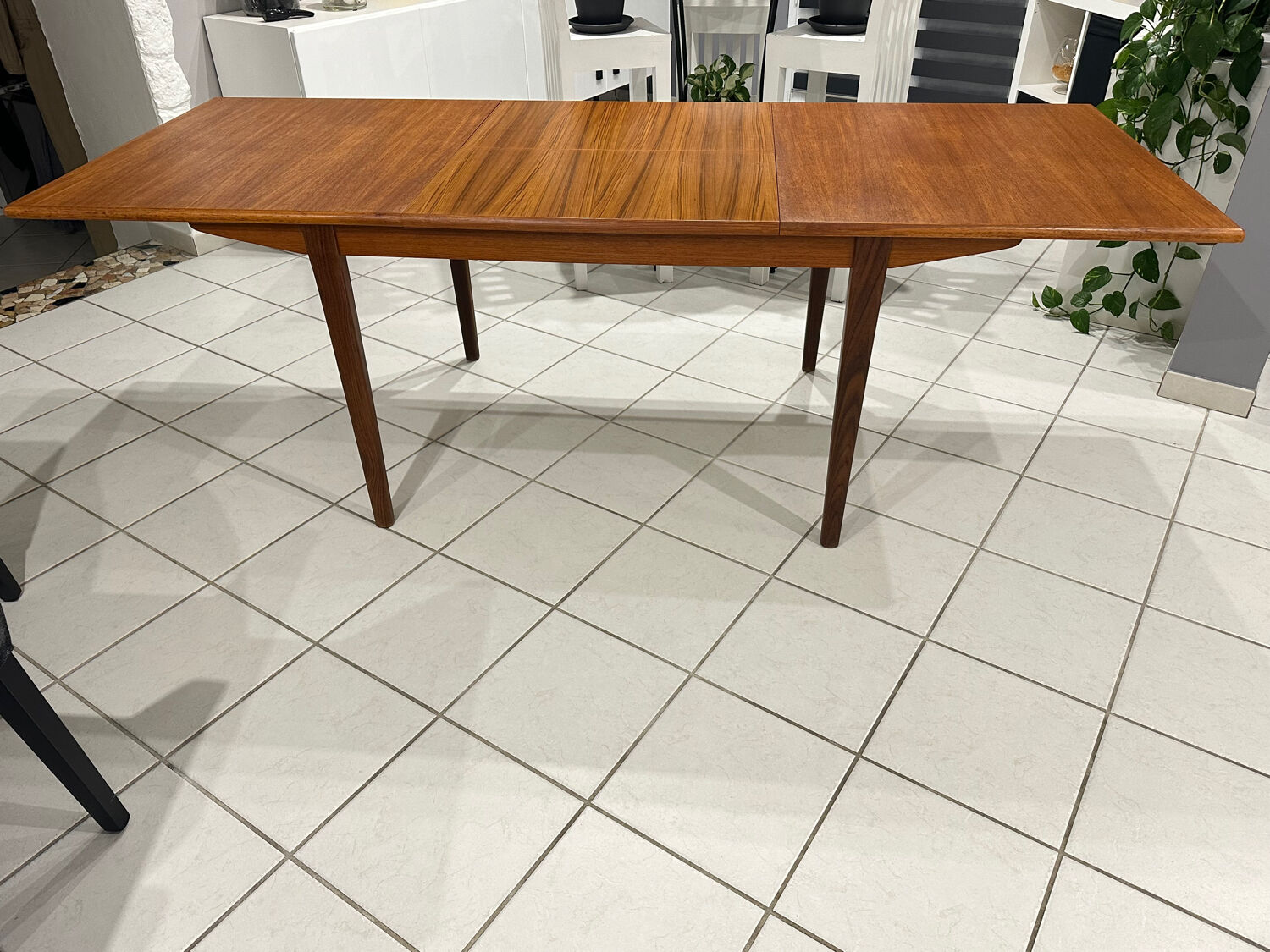 Large extendable Scandinavian table in vintage teak from the 1970s.