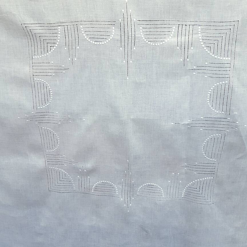nappe ancienne en voile de lin brodée 135x135 cm