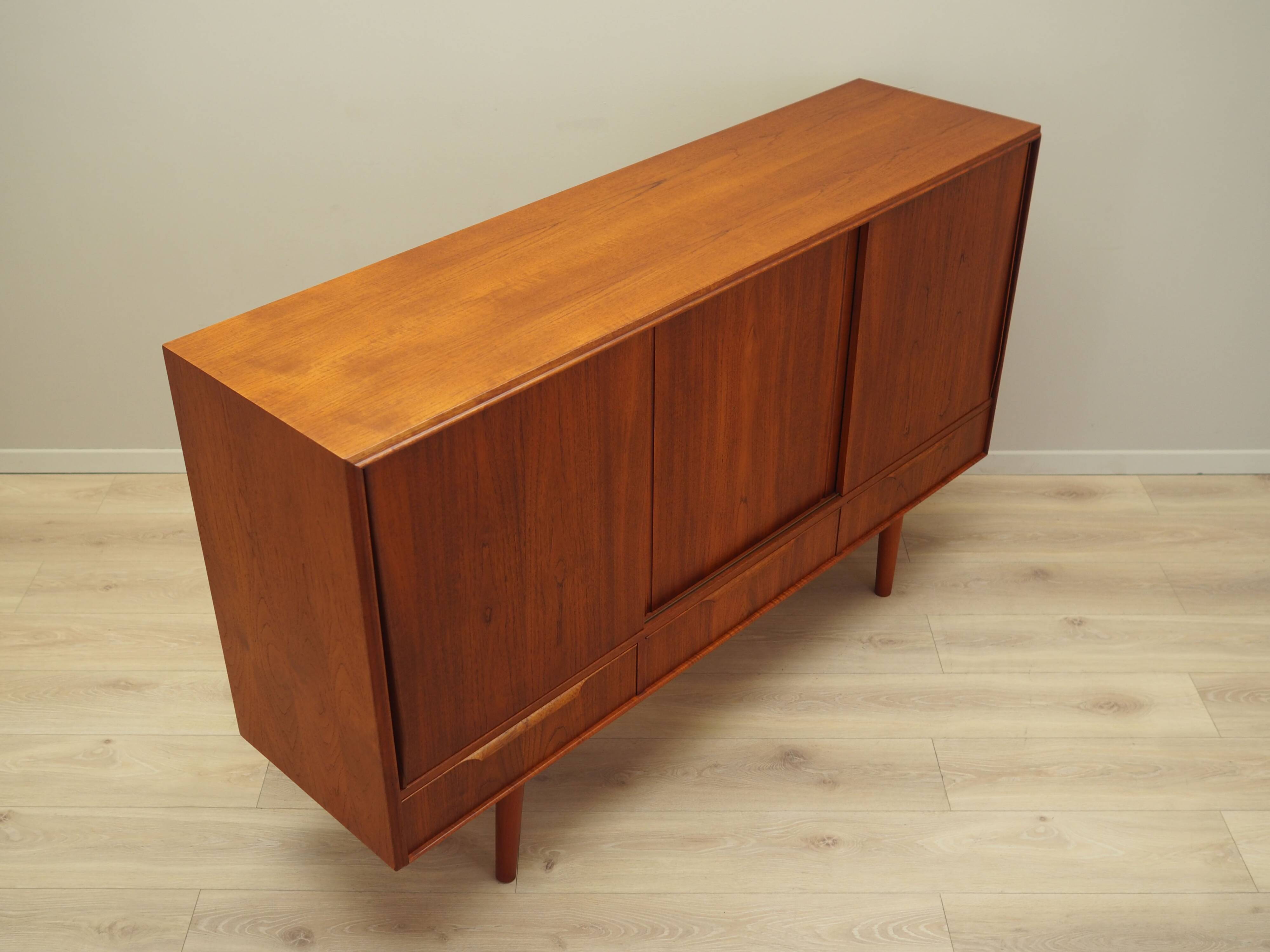 Buffet haut en teck, design danois, années 1970, production : Danemark
