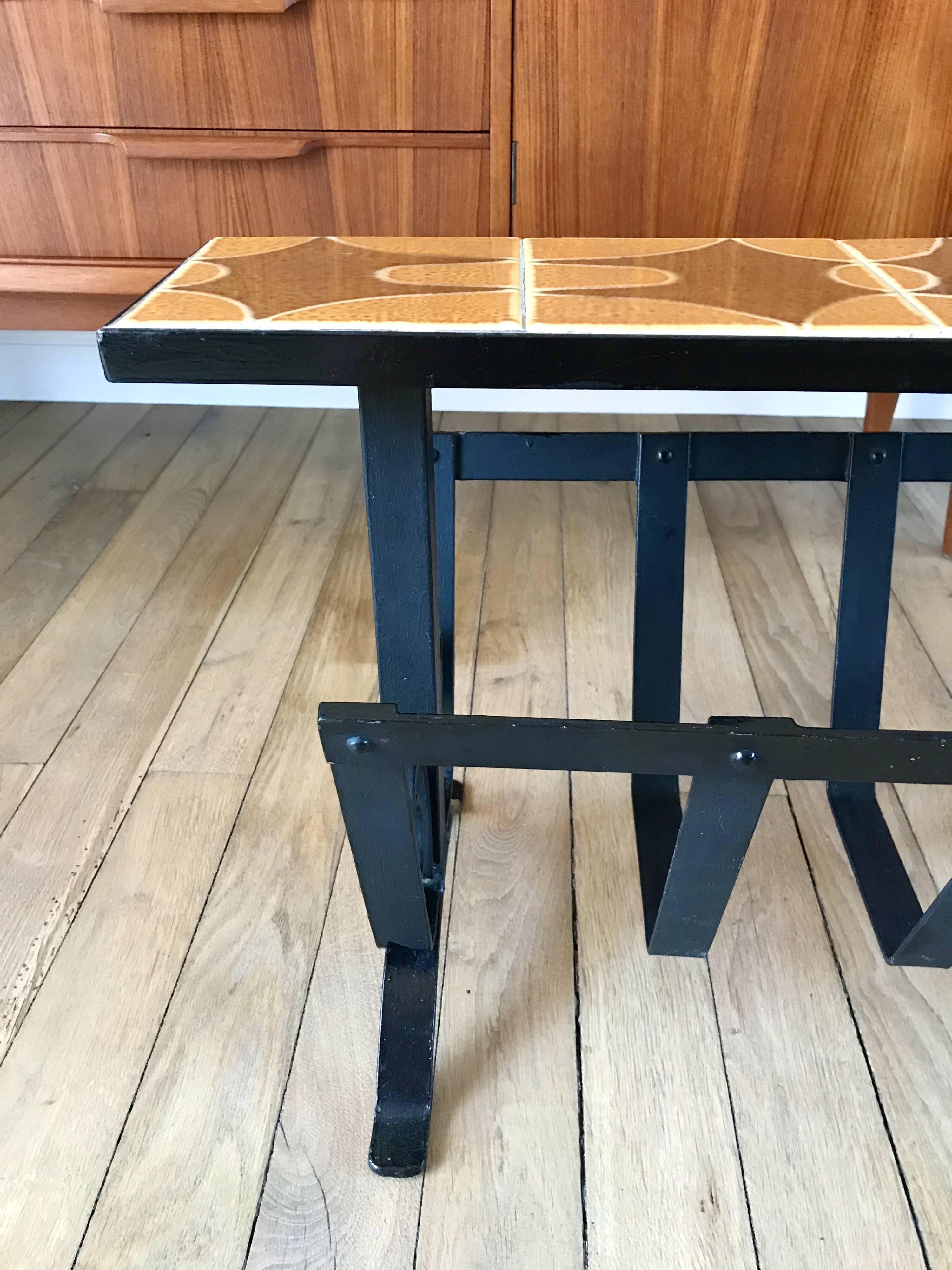 Magazine rack in ceramic and black, orange and brown iron from the 70s