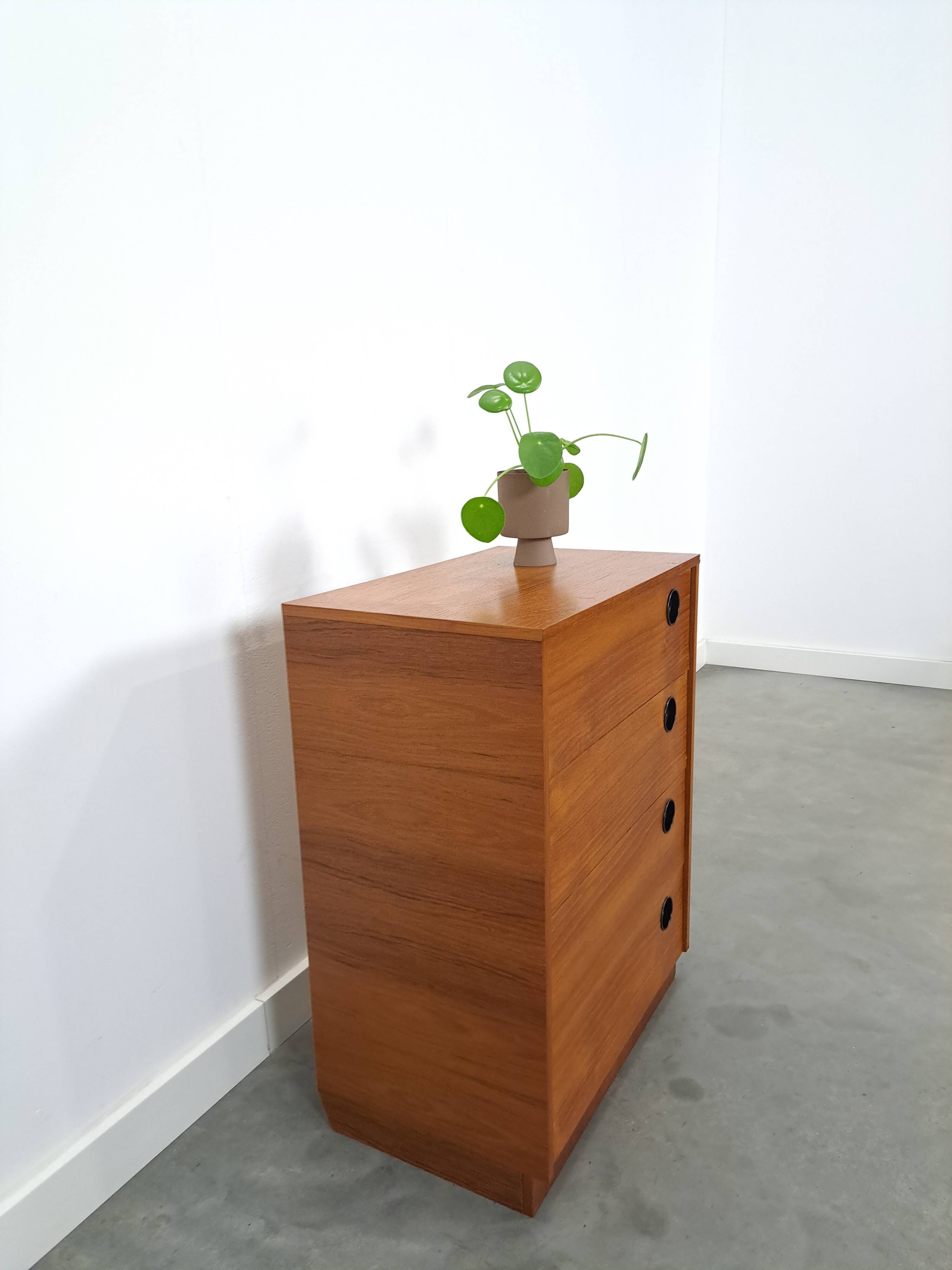 Schoenenkast met zwarte ronde grepen, nr. 1