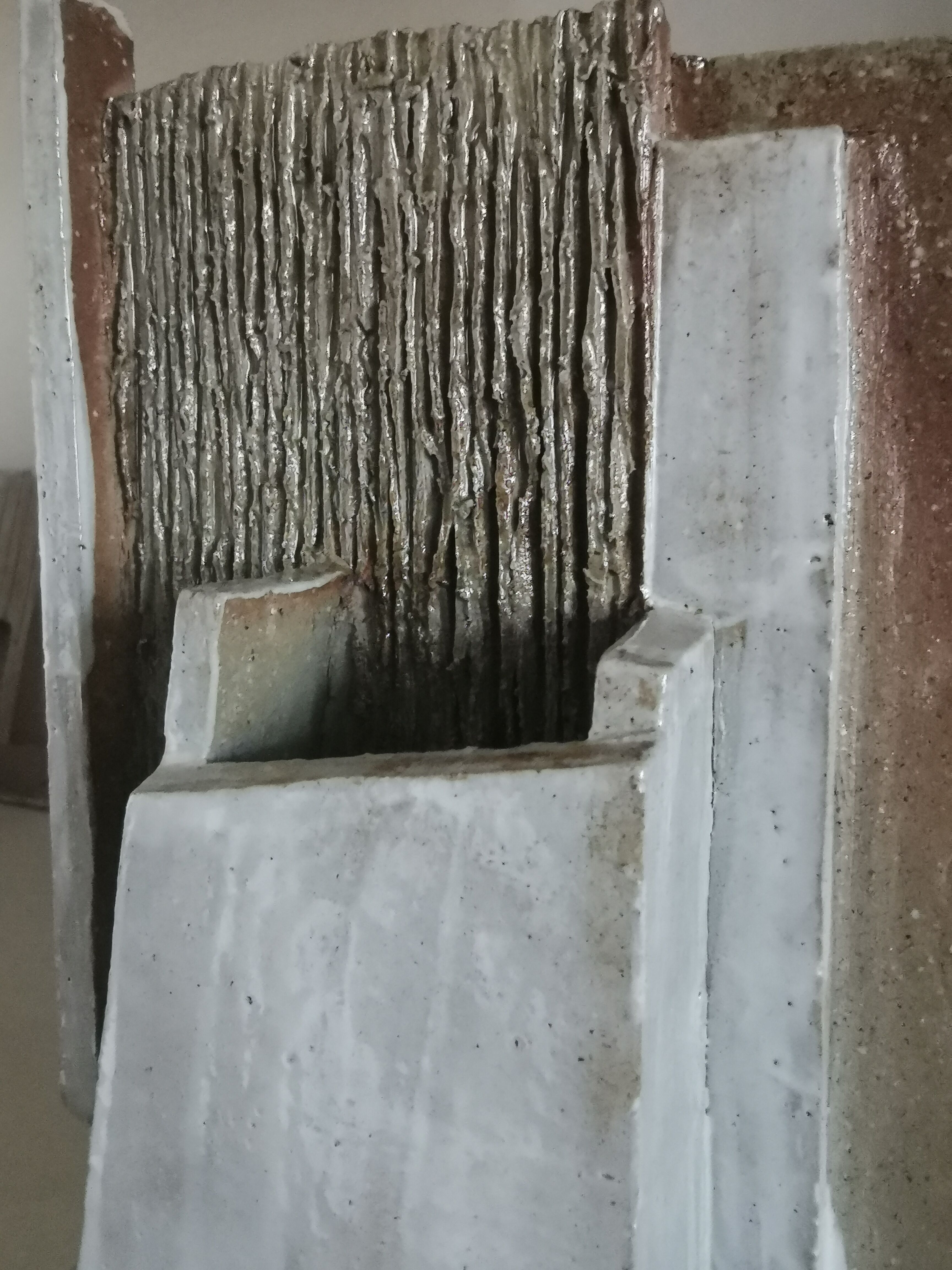 Vase architecture en grès brut
