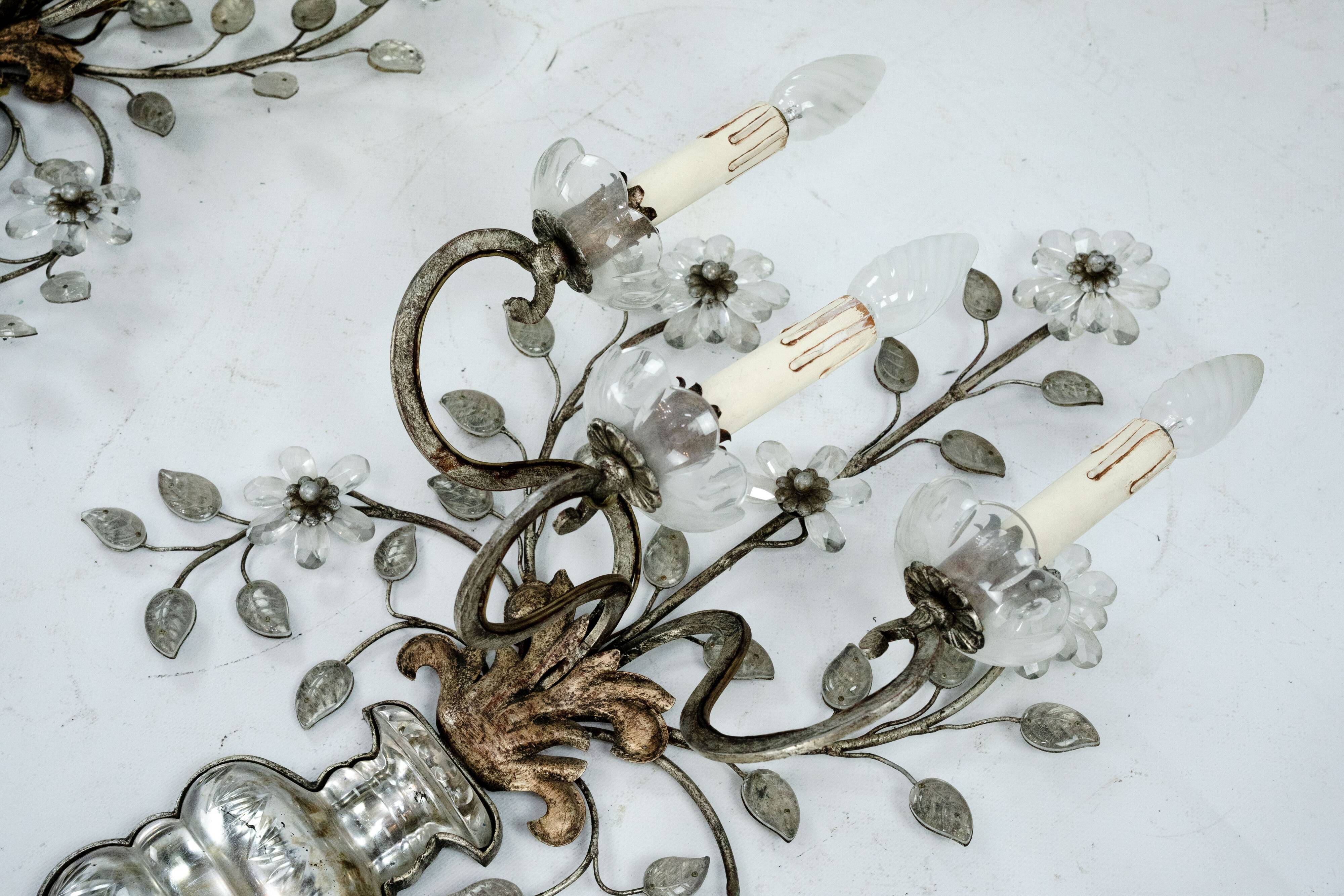 Paire de appliques en cristal et bronze Maison Bagues, années 1960.