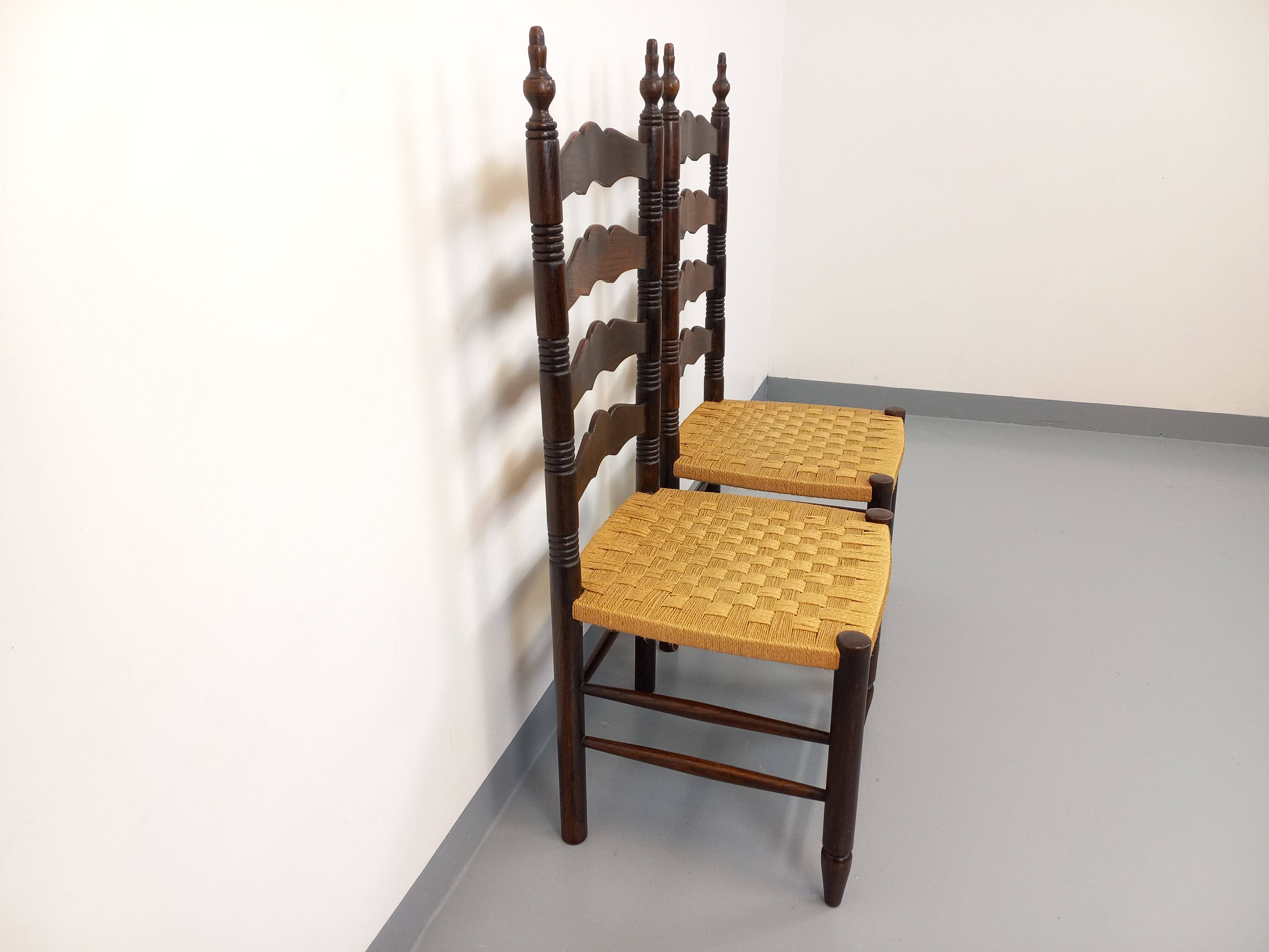 Pair of vintage Arts & Crafts chairs in the style of Antonio Calligaris in oak wood and rope from the 1970s.