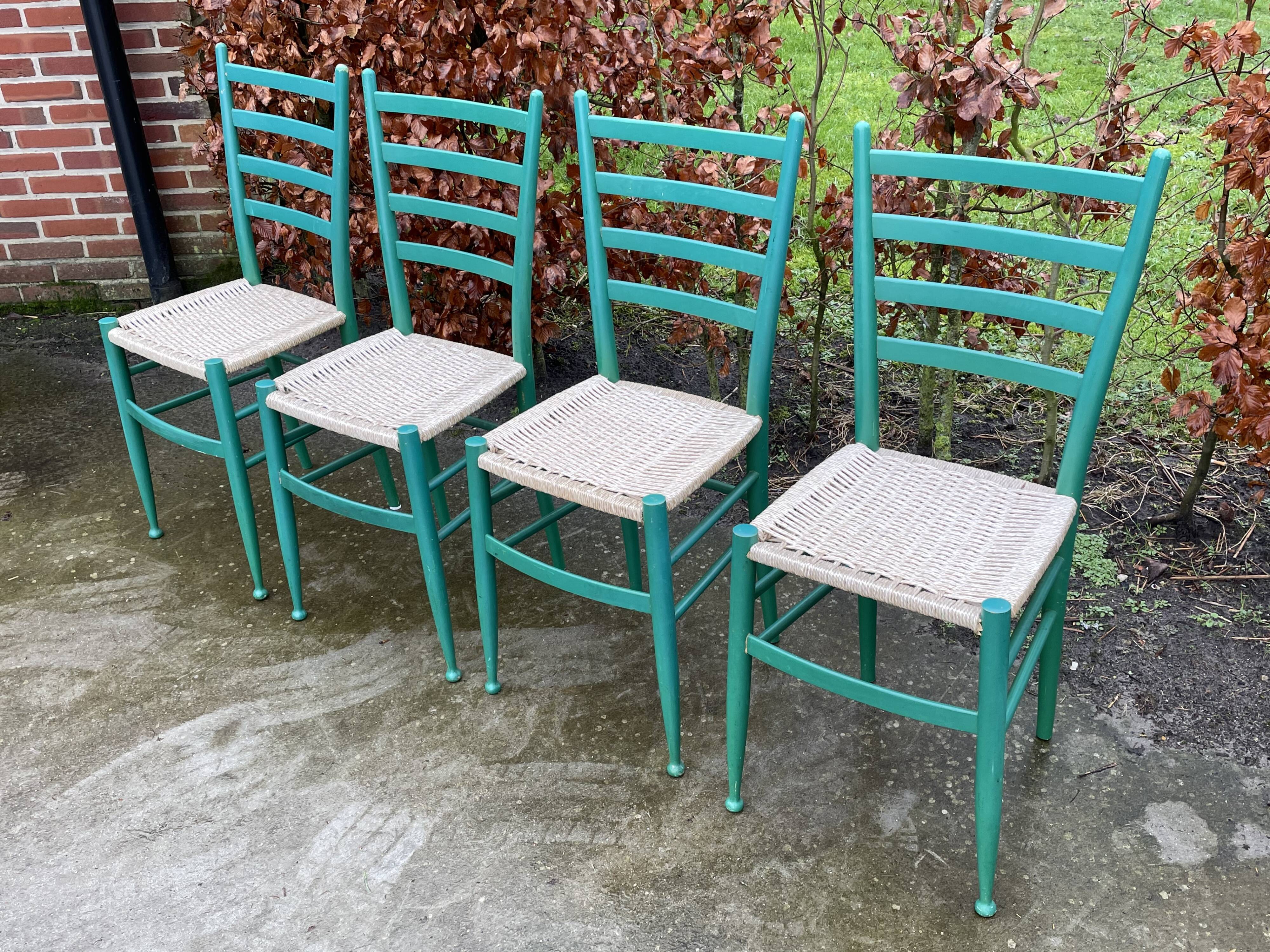 Lot de 4 chaises en bois dans le modèle italien de Chiavari