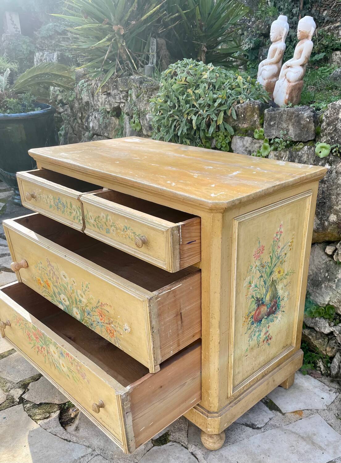 Commode en bois peint a décor de fleurs