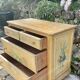 Commode en bois peint a décor de fleurs