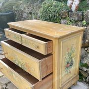 Commode en bois peint a décor de fleurs