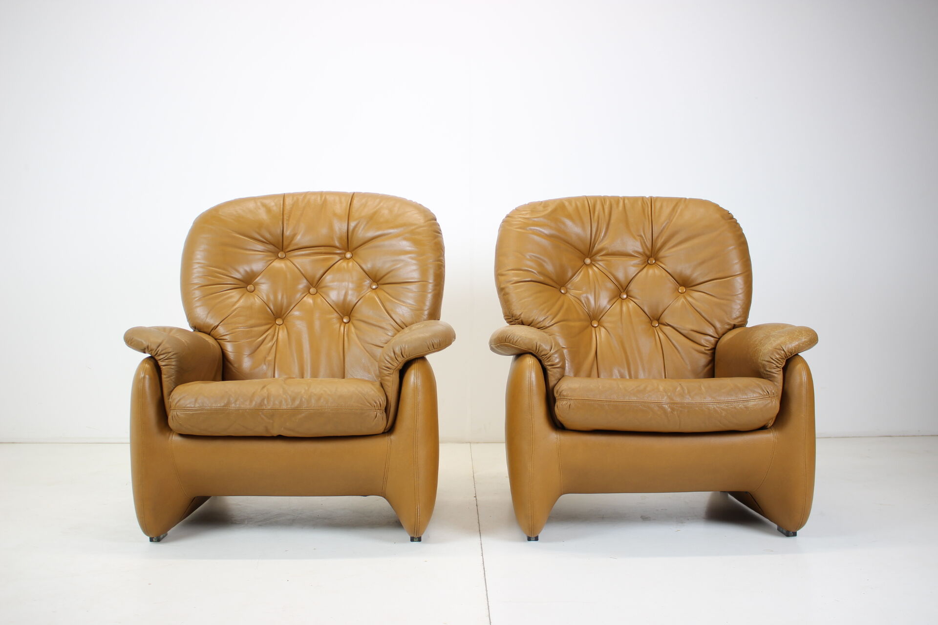 Fauteuils italiens cuir 1970s design