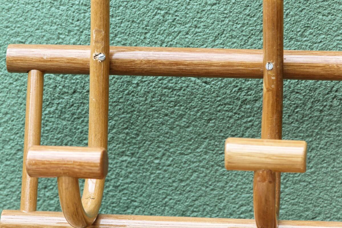 Wall-mounted coat rack in curved wood, 3 hooks