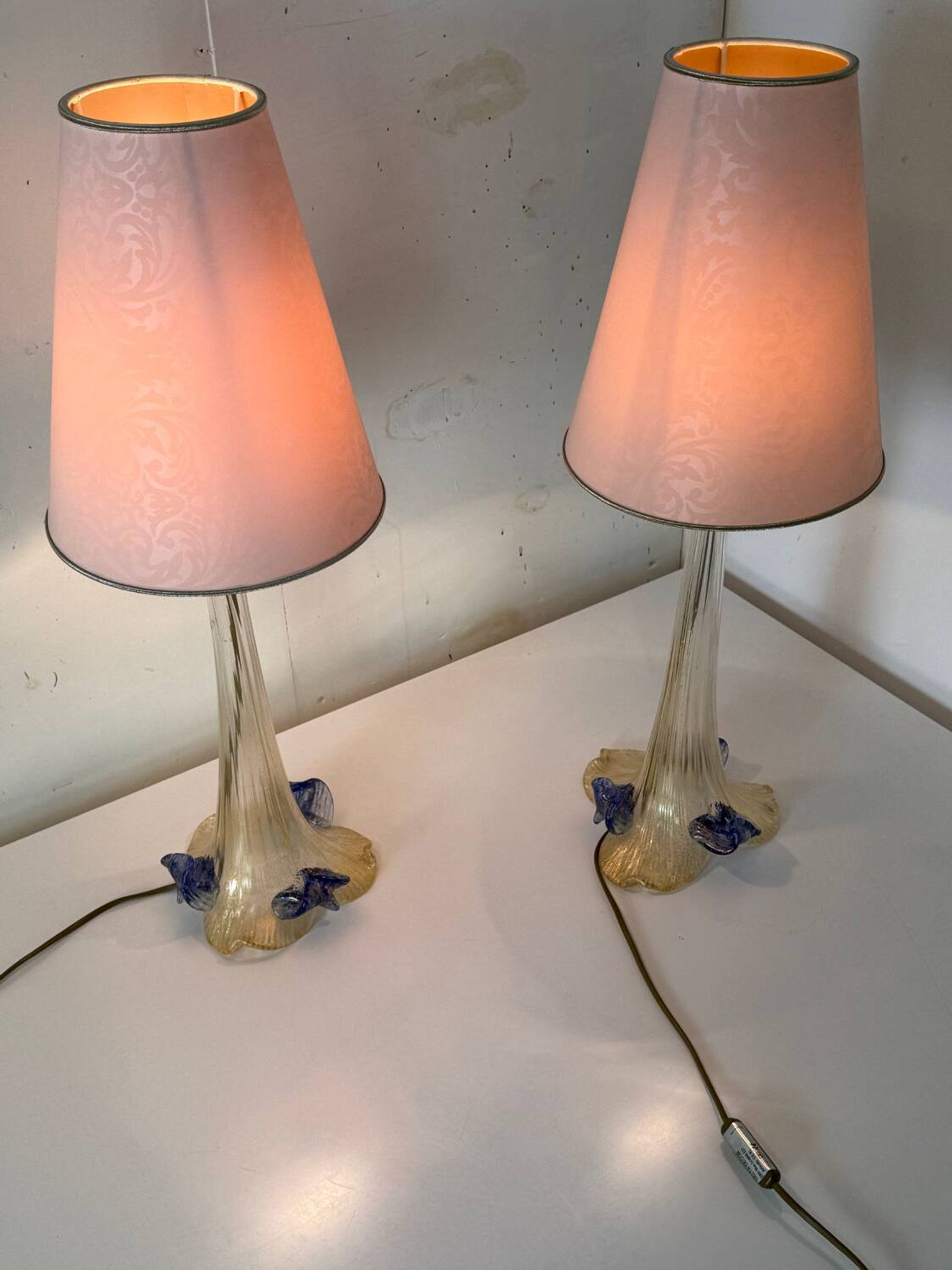 Set of 2 vintage romantic Venetian Italian table lamps in Murano glass.