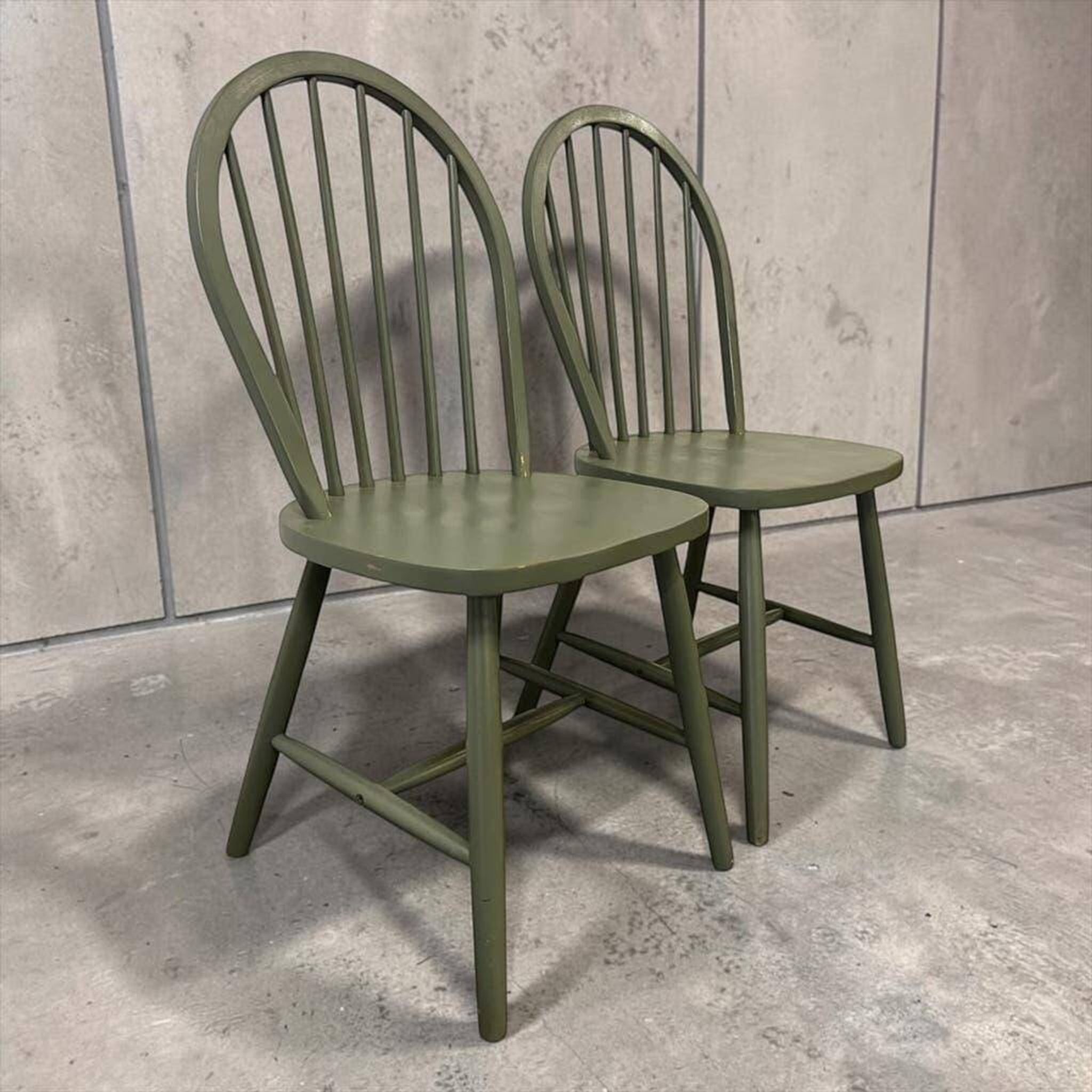Ensemble de 2 chaises de salle à manger vintage vert olive à fuseaux