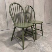 Ensemble de 2 chaises de salle à manger vintage vert olive à fuseaux