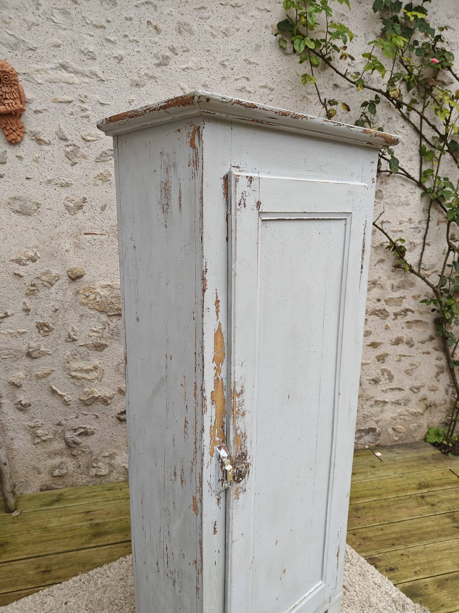 Old patinated bonnet maker