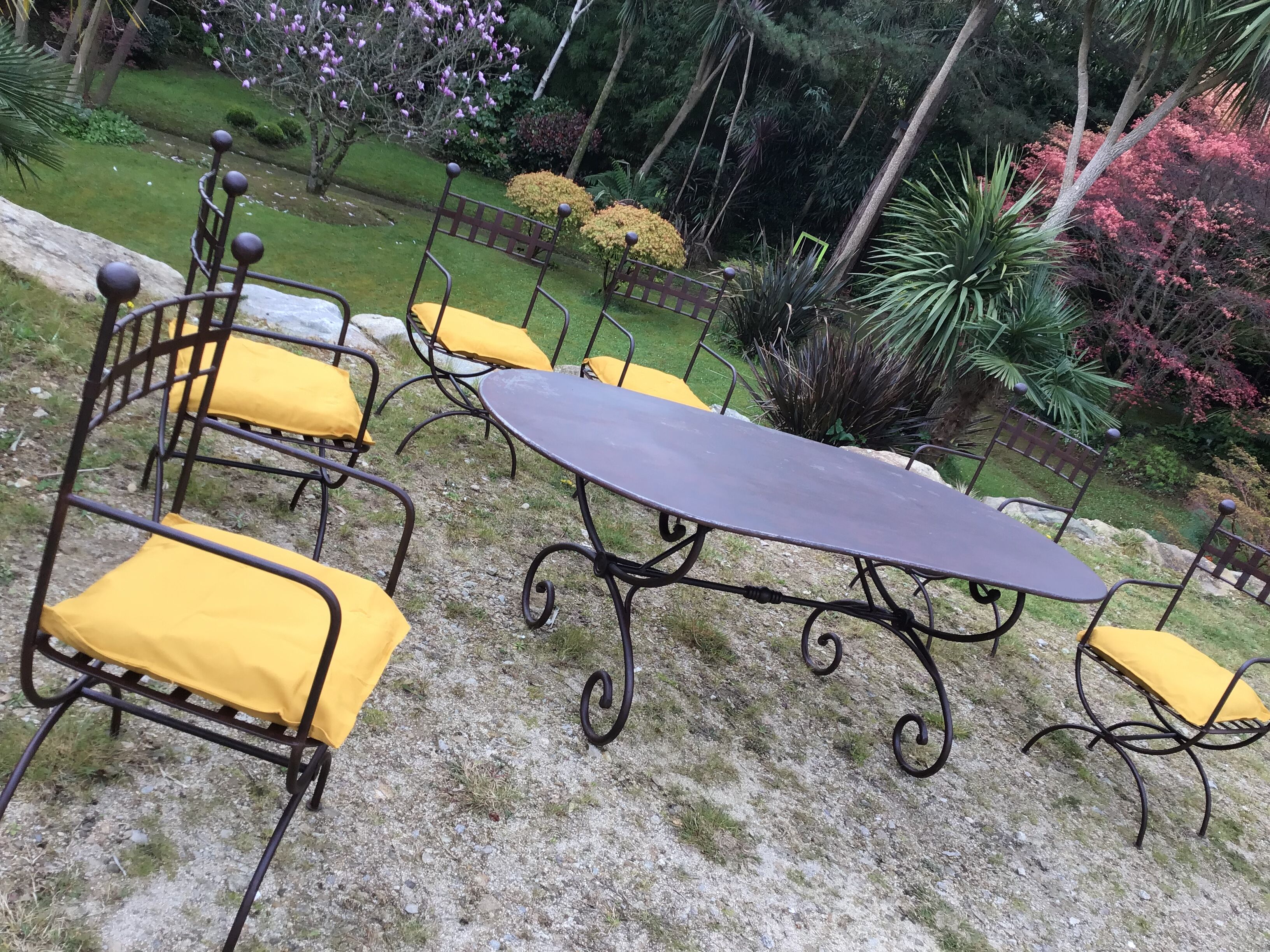 Table & 6 wrought iron chairs, 6 cushions