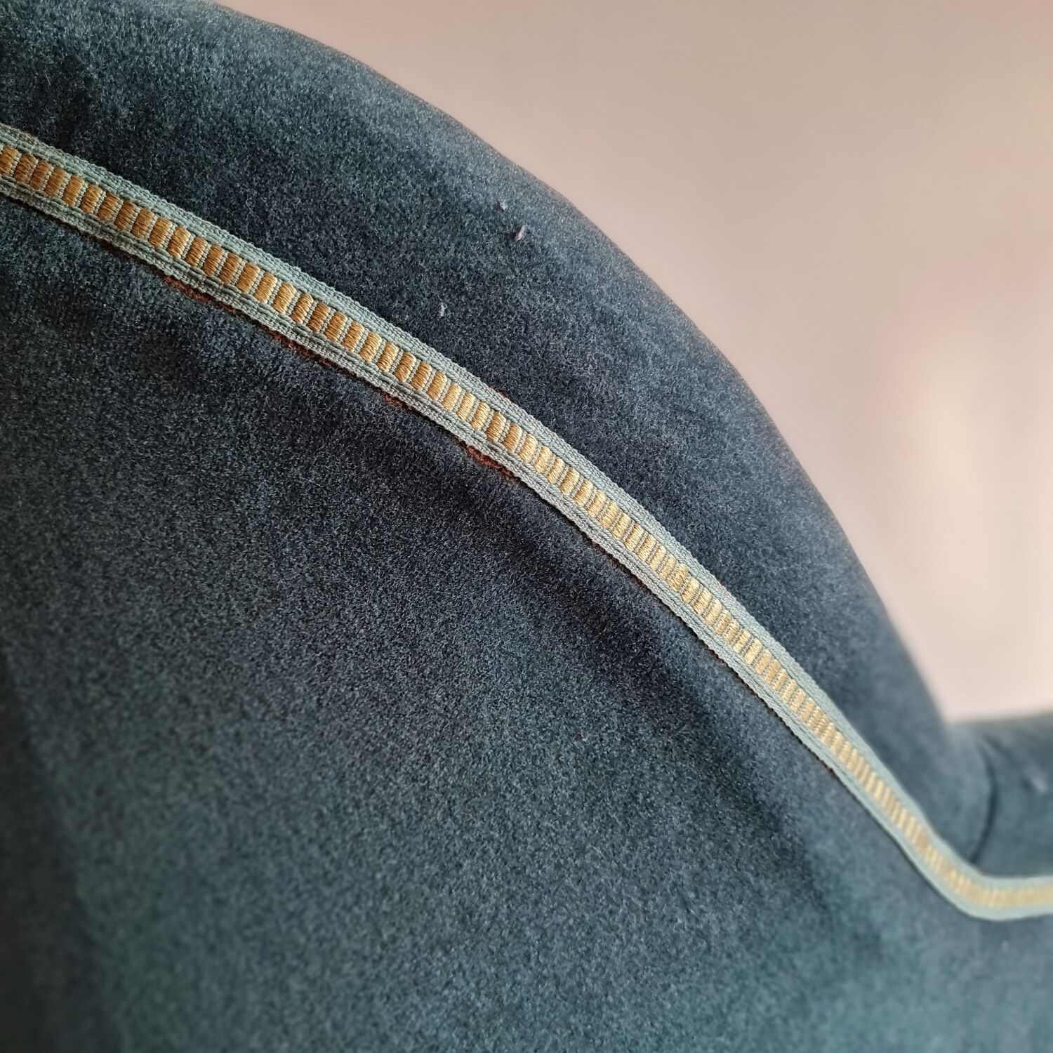 Green velvet toad armchair with fringes