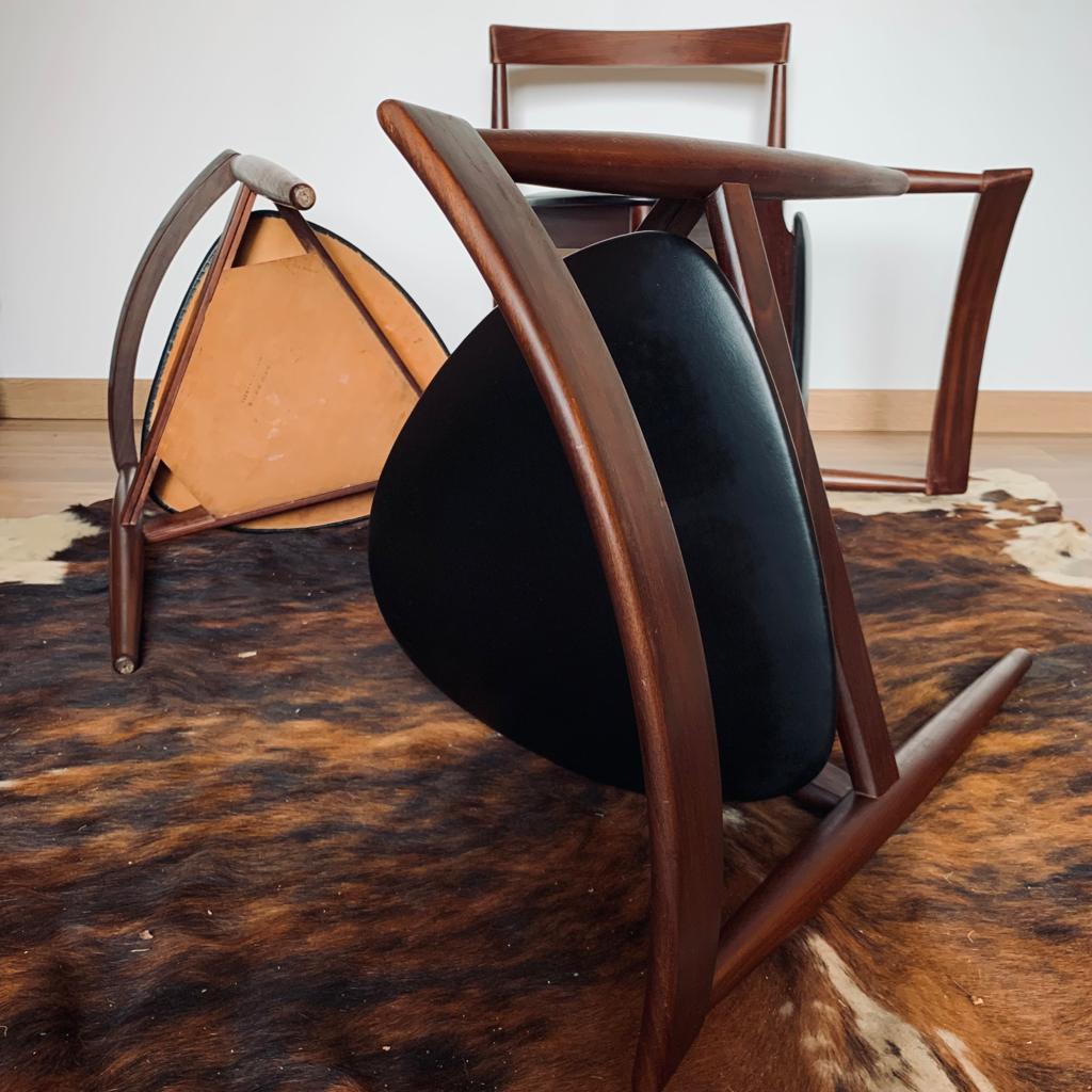 Ensemble de quatre chaises tripodes par Hans Olsen pour Frem Rojle