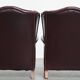 Ensemble de 2 fauteuils à oreilles en cuir de vachette + pouf de style anglais