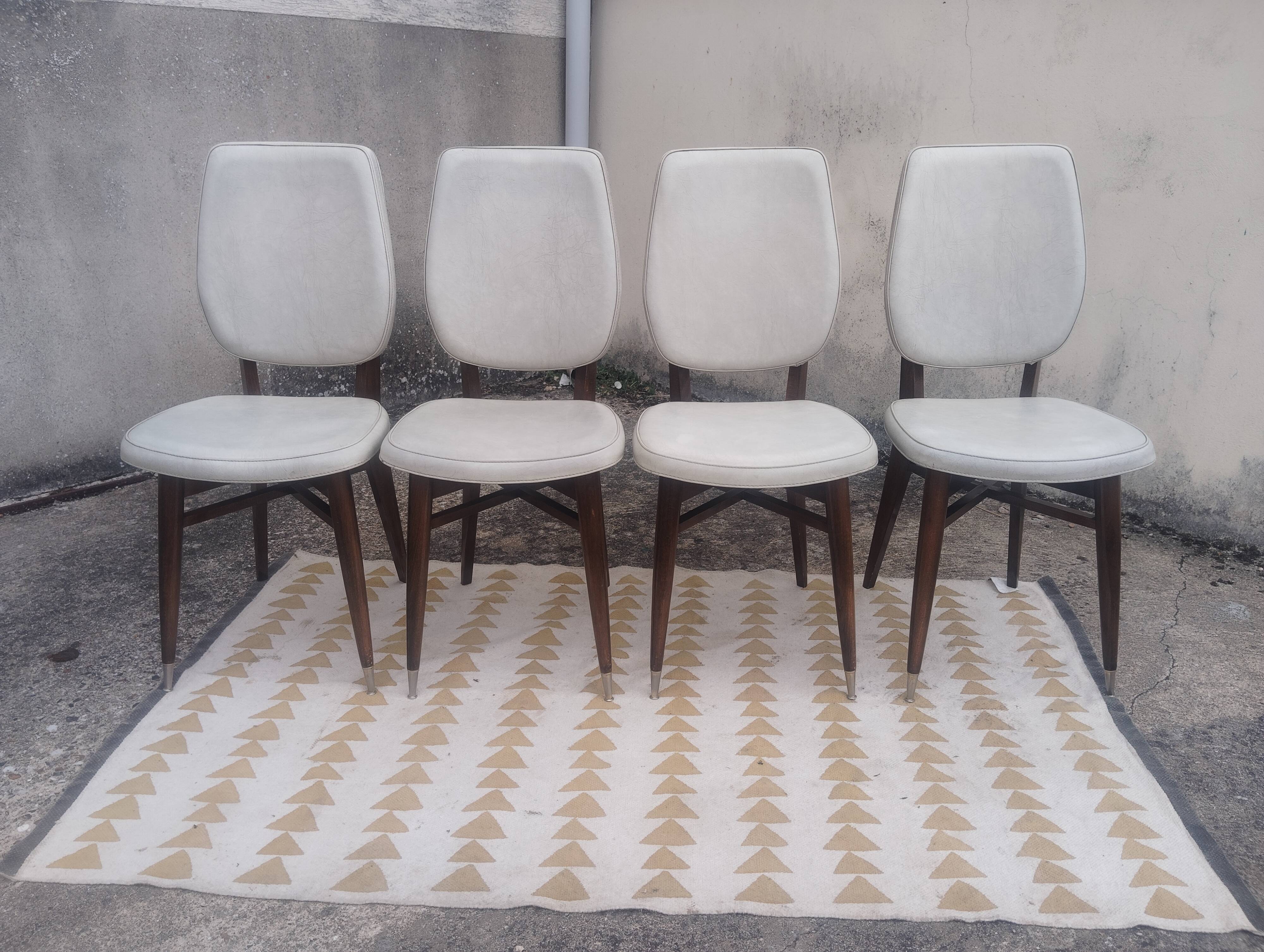 Set of 4 white and wooden Scandinavian chairs.